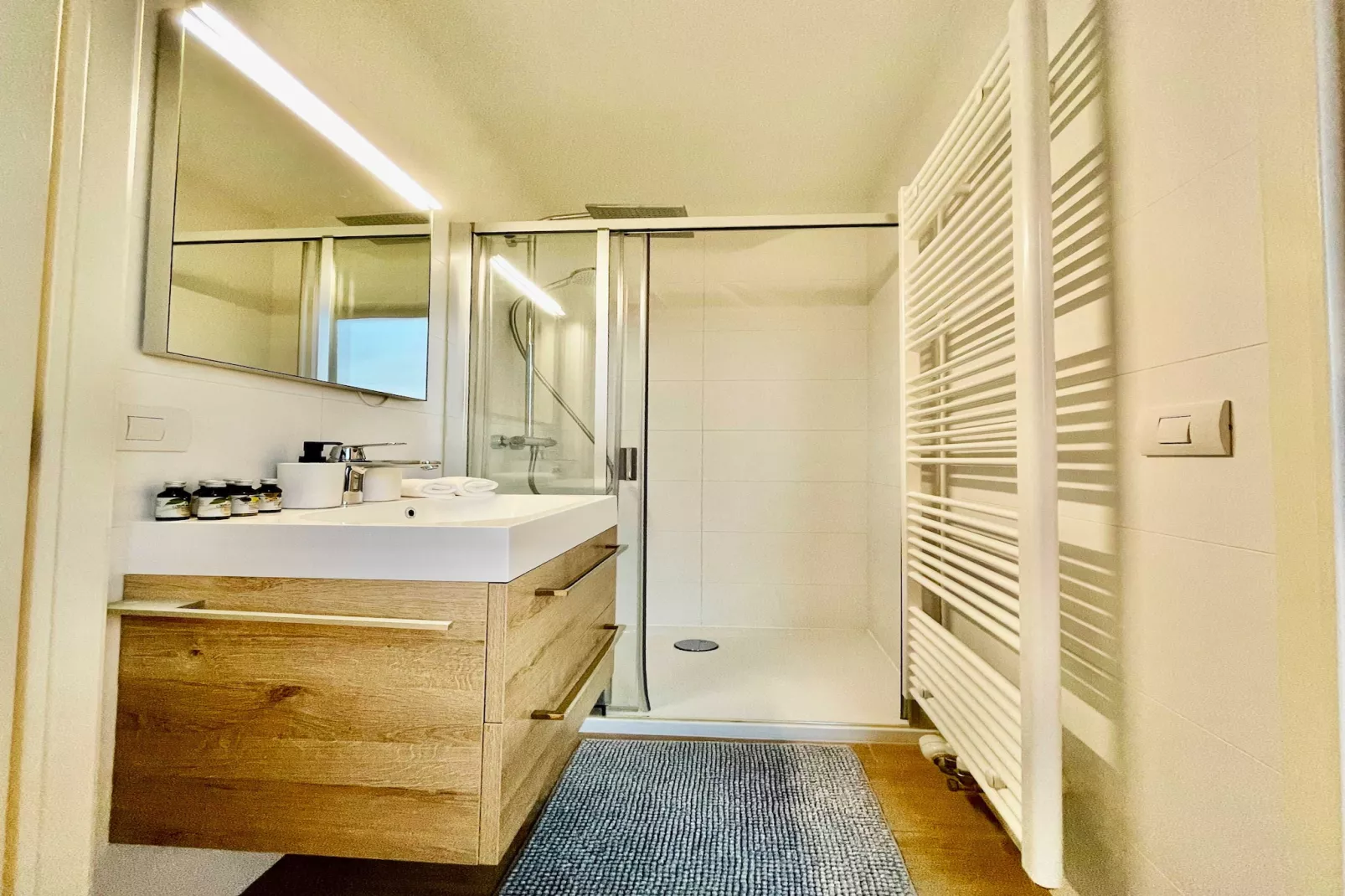 Modern 2BR Penthouse Near Diamond District by OneLuxStay - Badkamer