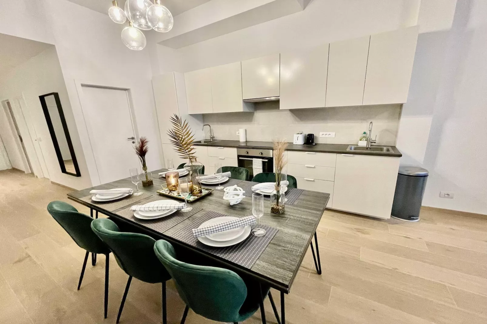 Luxury 2BR 2BA Near Fashion District by OneLuxStay - Eetkamer