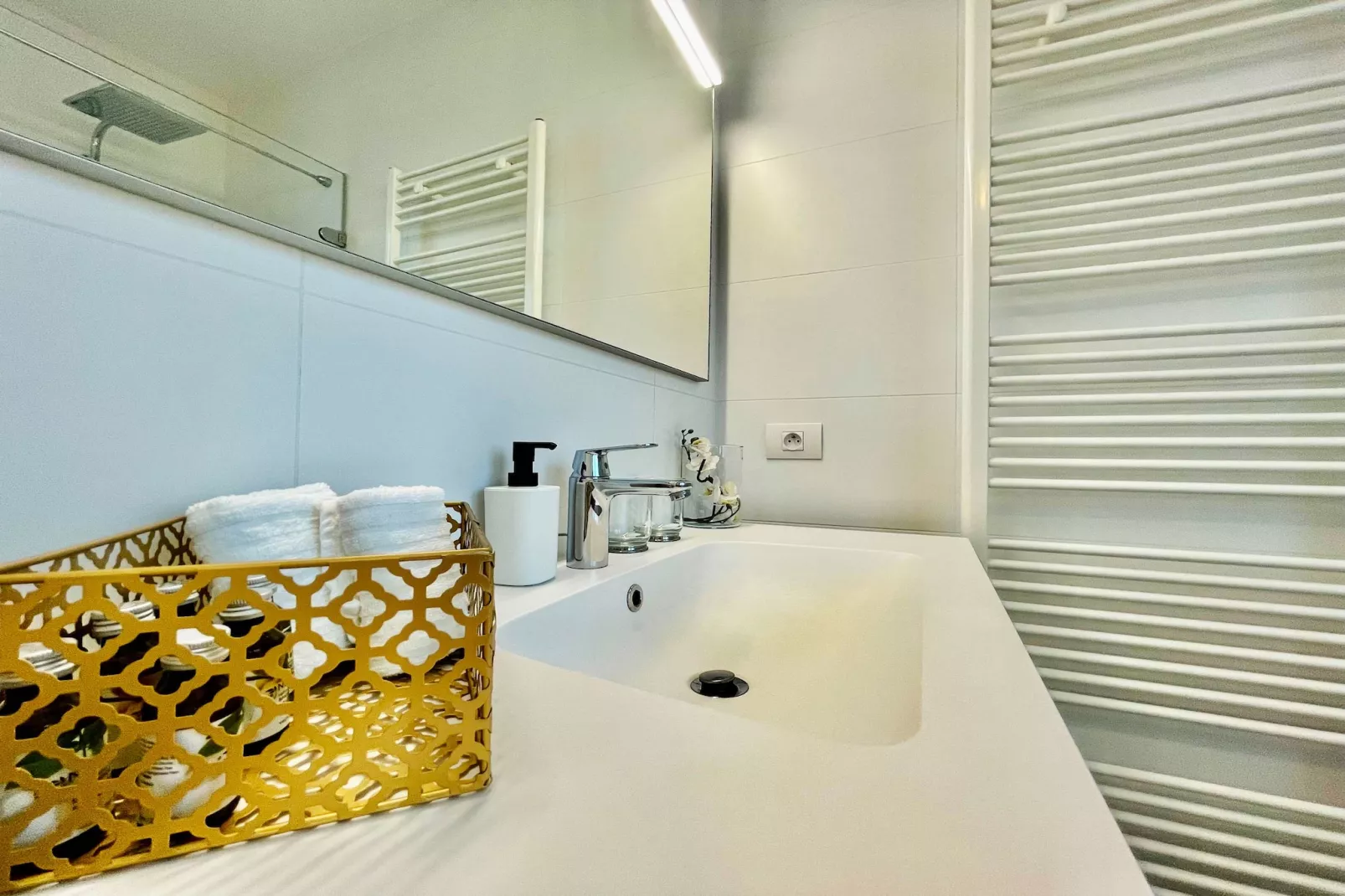 Modern 2BR Penthouse Near Diamond District by OneLuxStay - Badkamer