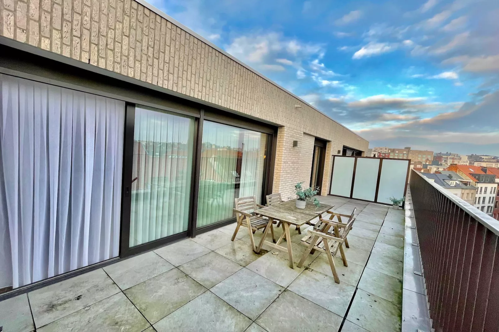 Modern 2BR Penthouse Near Diamond District by OneLuxStay - Terrasbalkon