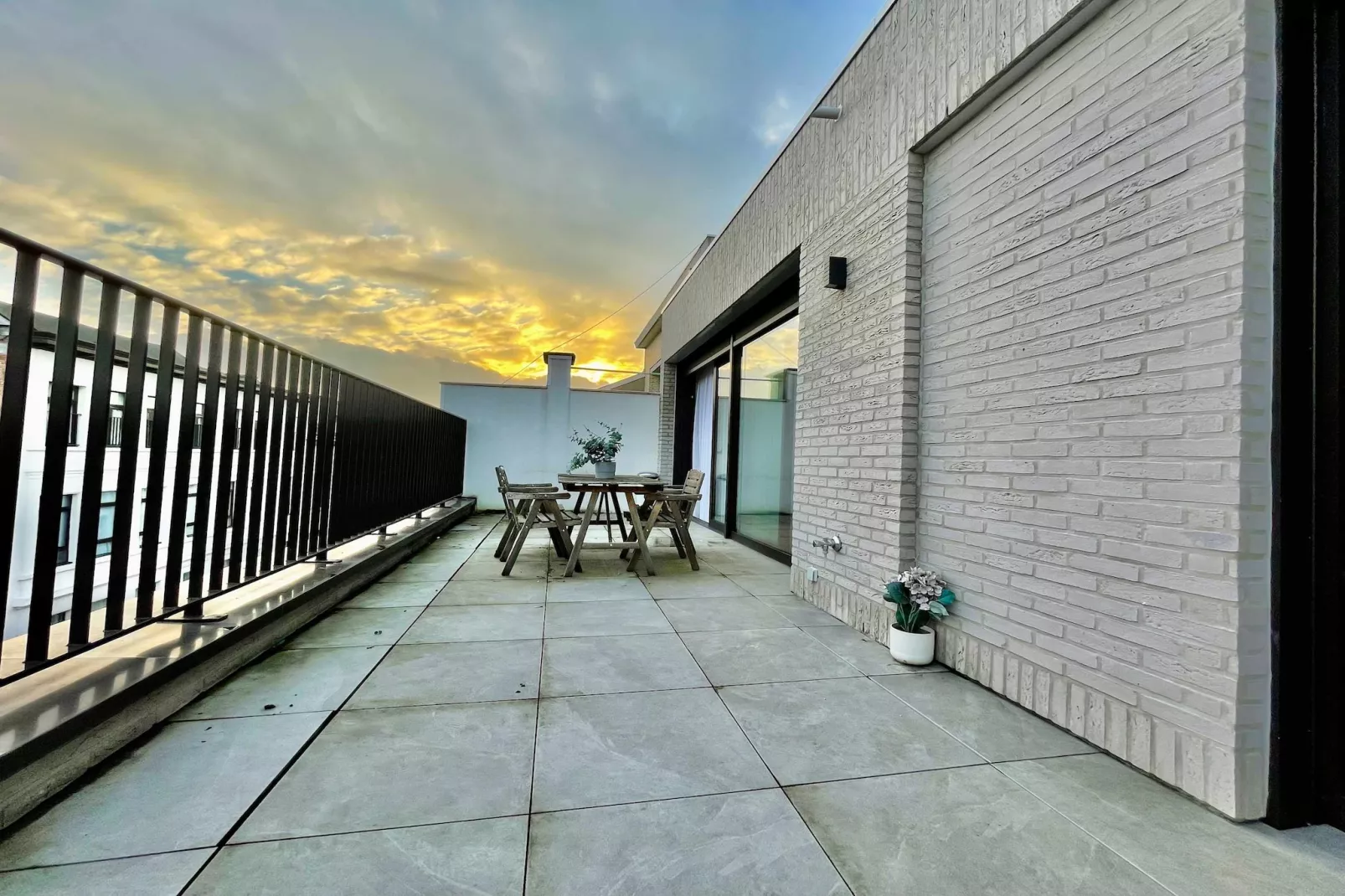 Modern 2BR Penthouse Near Diamond District by OneLuxStay - Terrasbalkon