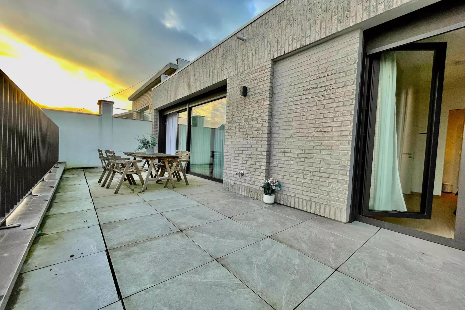 Modern 2BR Penthouse Near Diamond District by OneLuxStay - Terrasbalkon