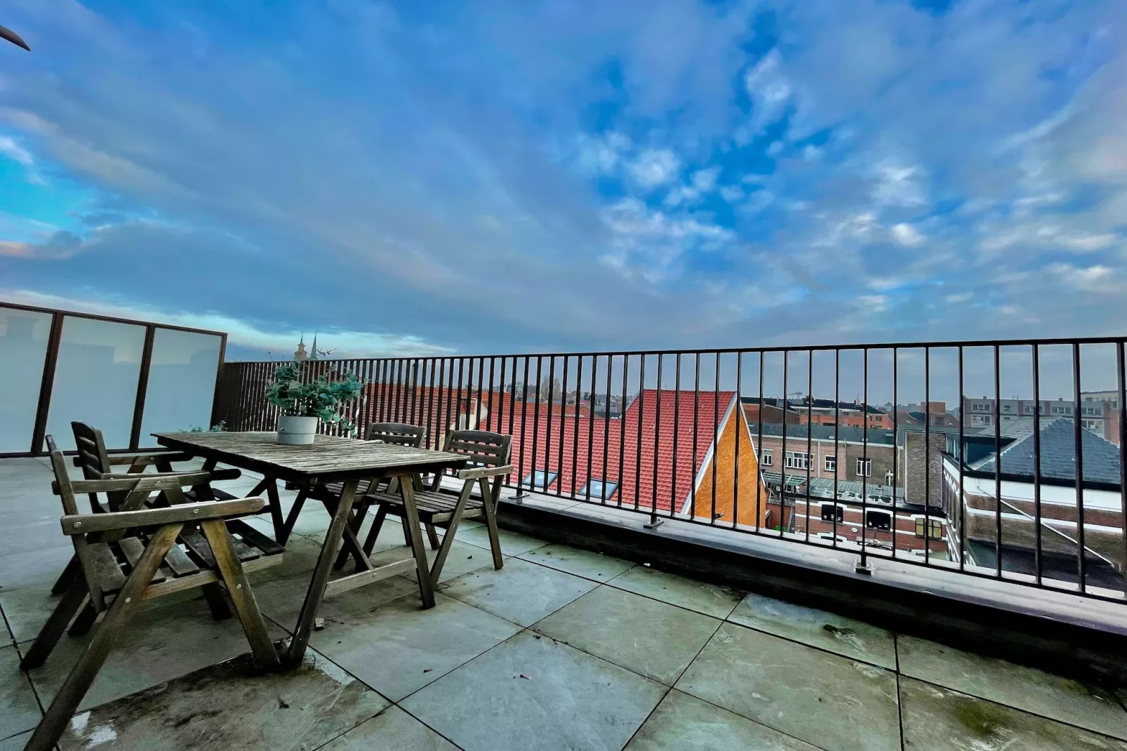 Modern 2BR Penthouse Near Diamond District by OneLuxStay - Terrasbalkon