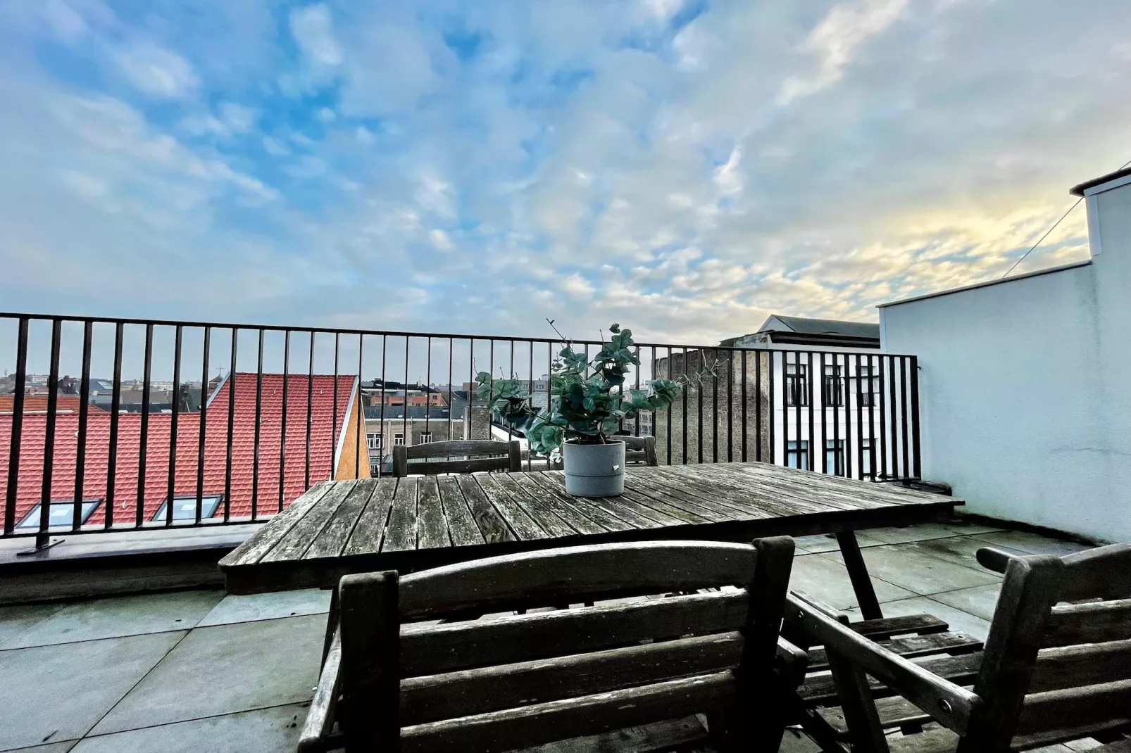 Modern 2BR Penthouse Near Diamond District by OneLuxStay - Terrasbalkon