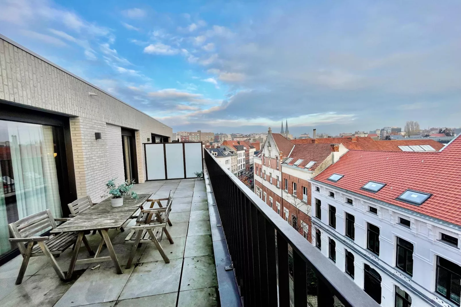 Modern 2BR Penthouse Near Diamond District by OneLuxStay - Terrasbalkon
