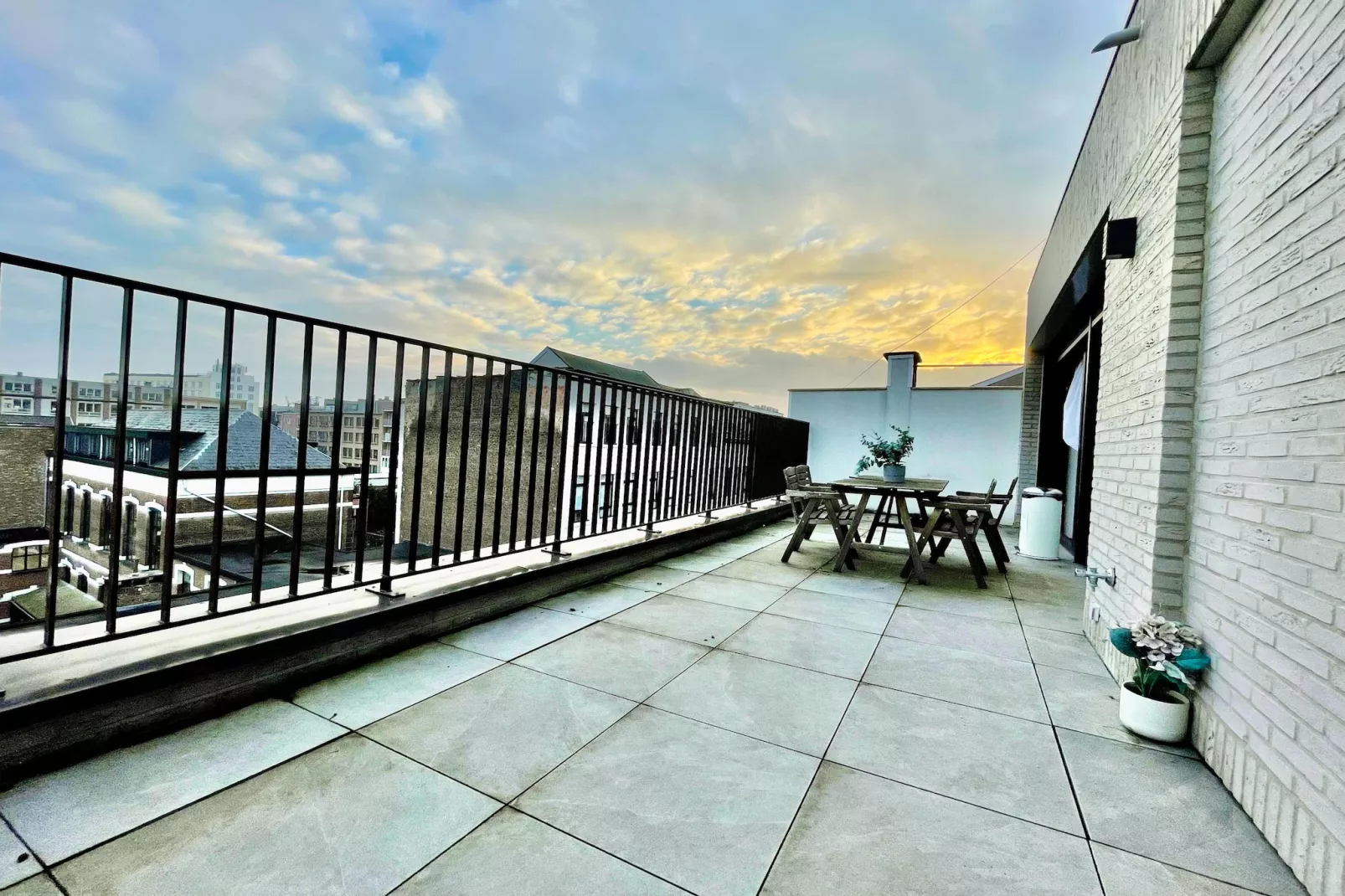 Modern 2BR Penthouse Near Diamond District by OneLuxStay - Terrasbalkon
