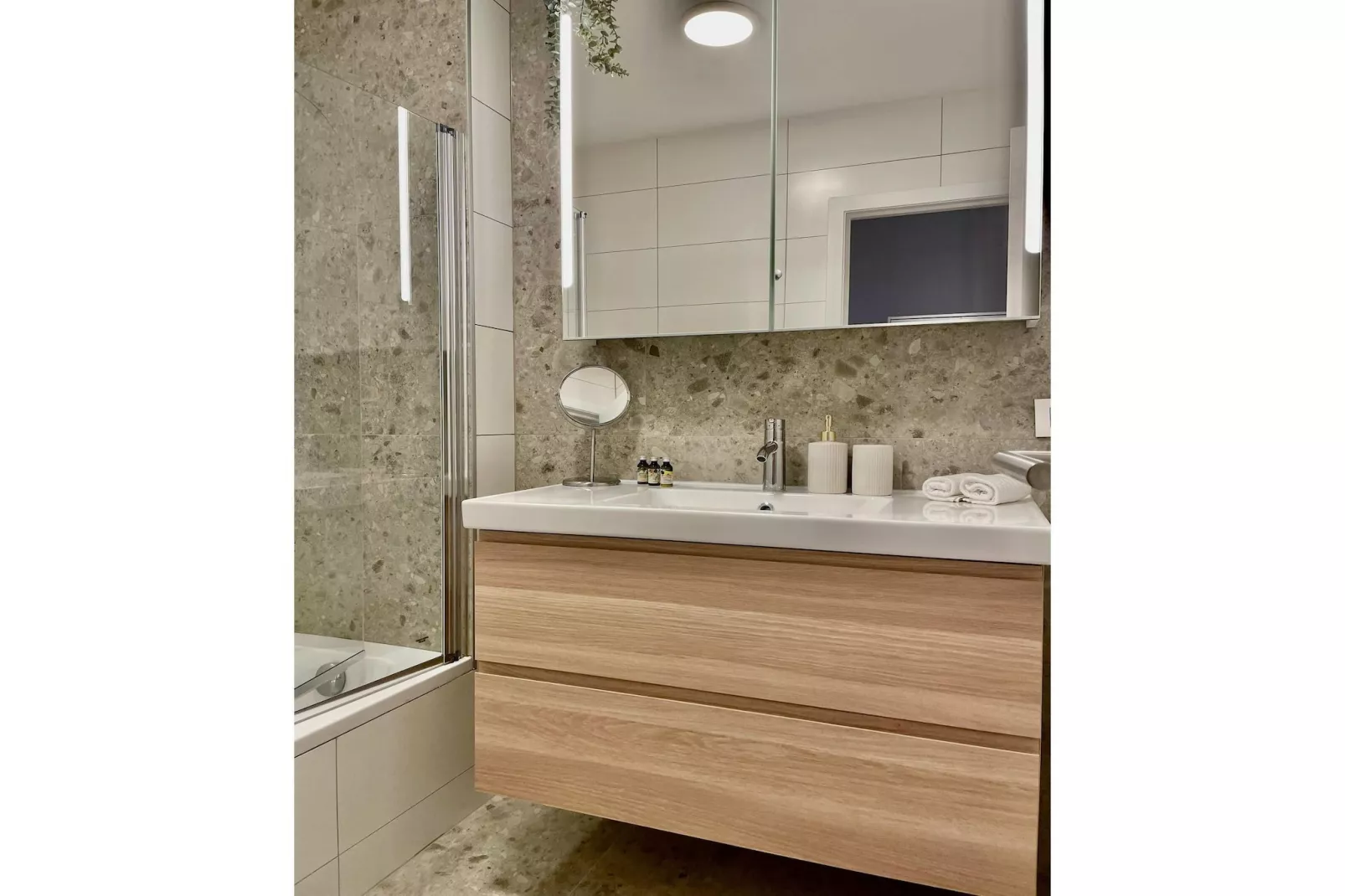 Luxury 2BR 2BA Near Fashion District by OneLuxStay - Badkamer