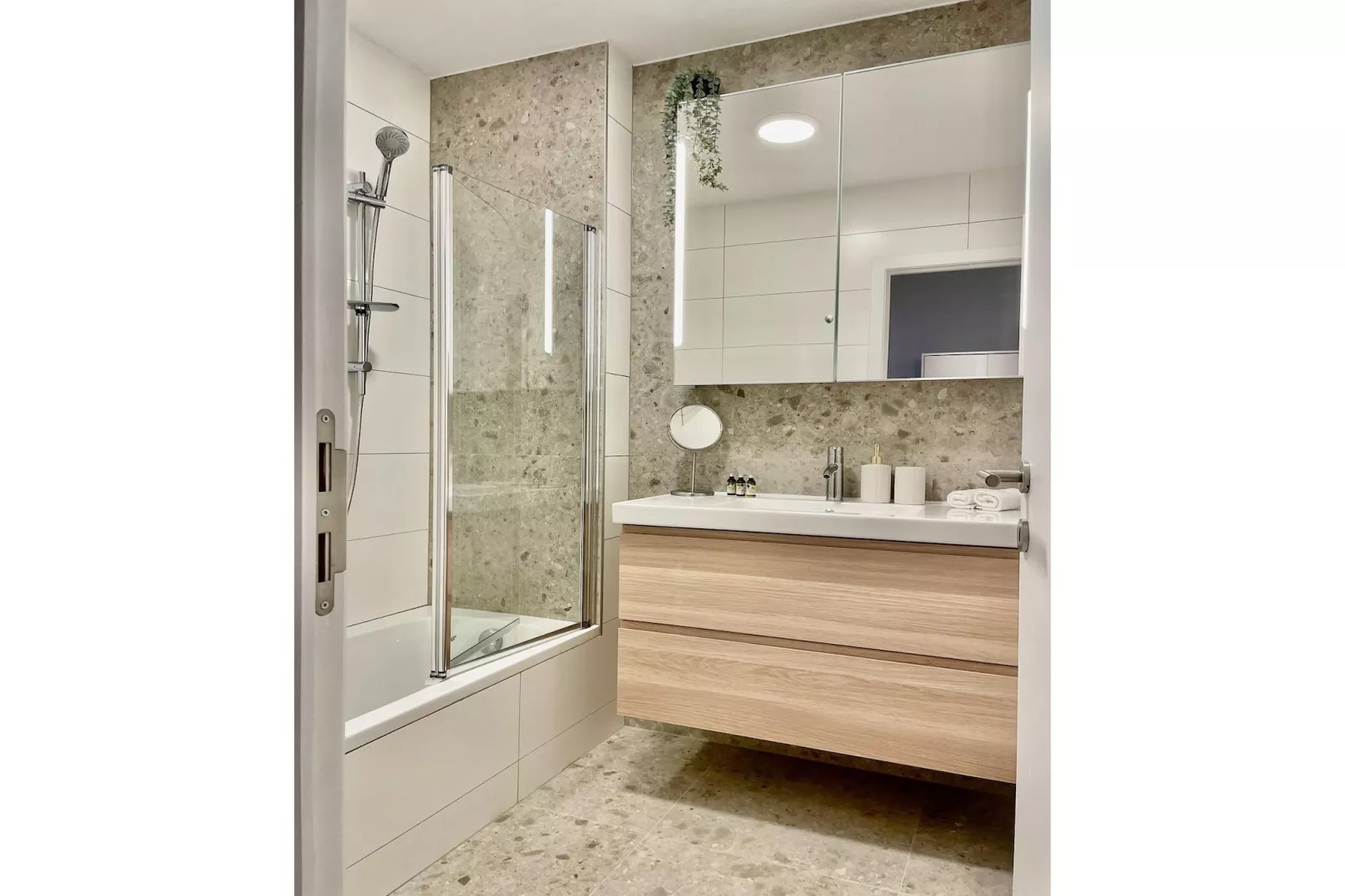 Luxury 2BR 2BA Near Fashion District by OneLuxStay - Badkamer