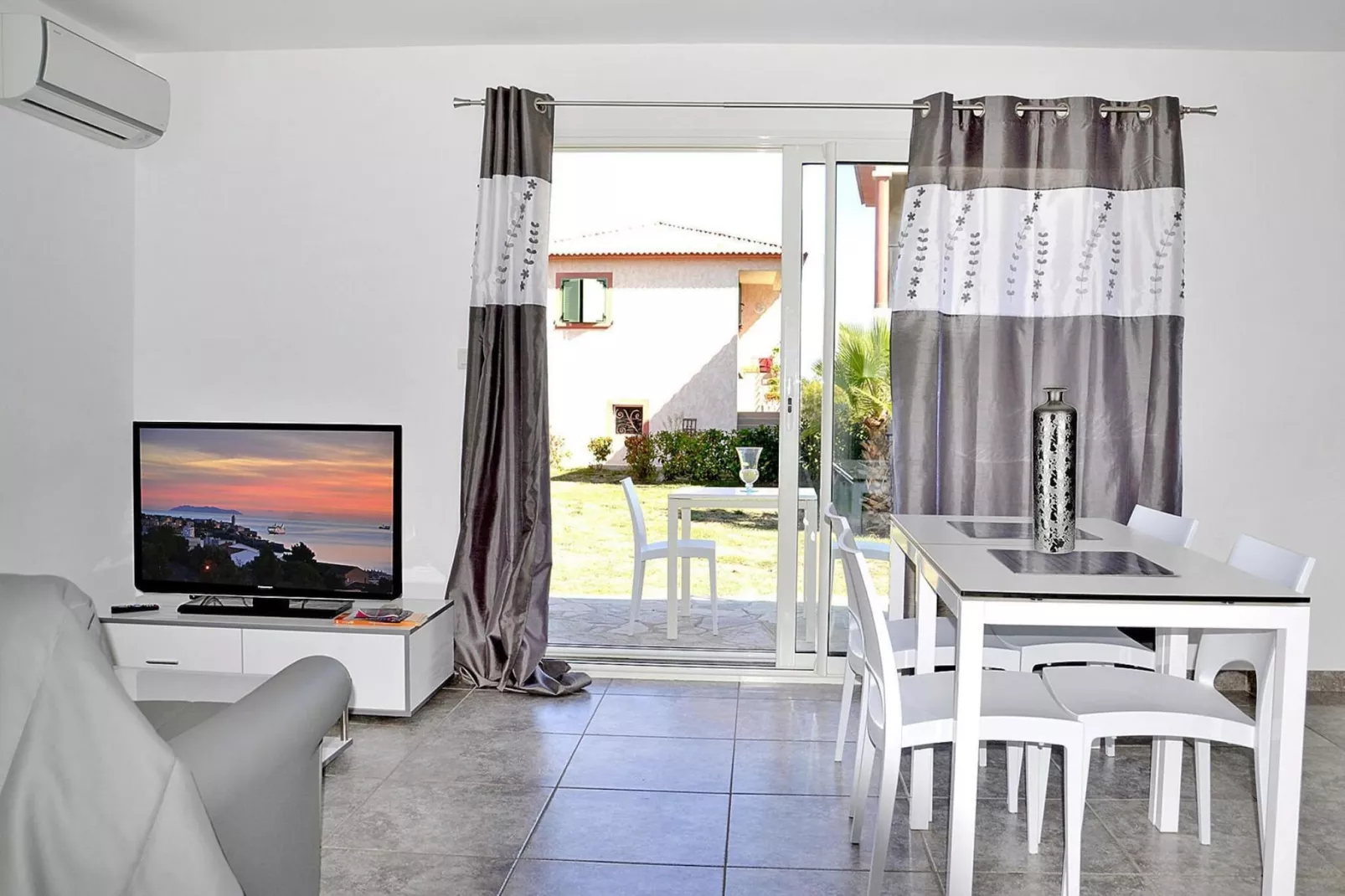Residence Marea Resort Sainte Lucie-de-Moriani / Bungalow/4 - Eetkamer