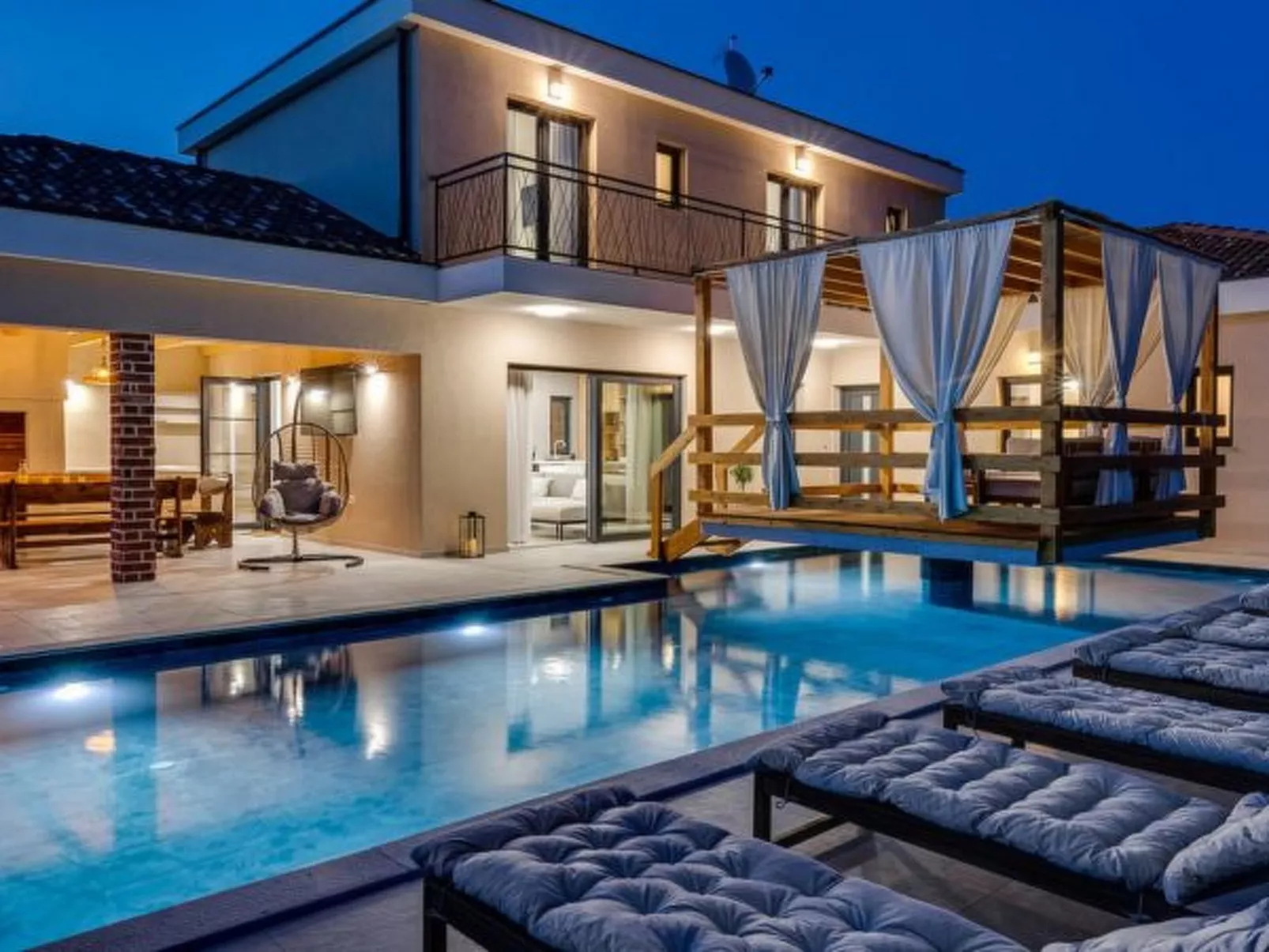 Magnificent Villa Oasis with extra large heated po