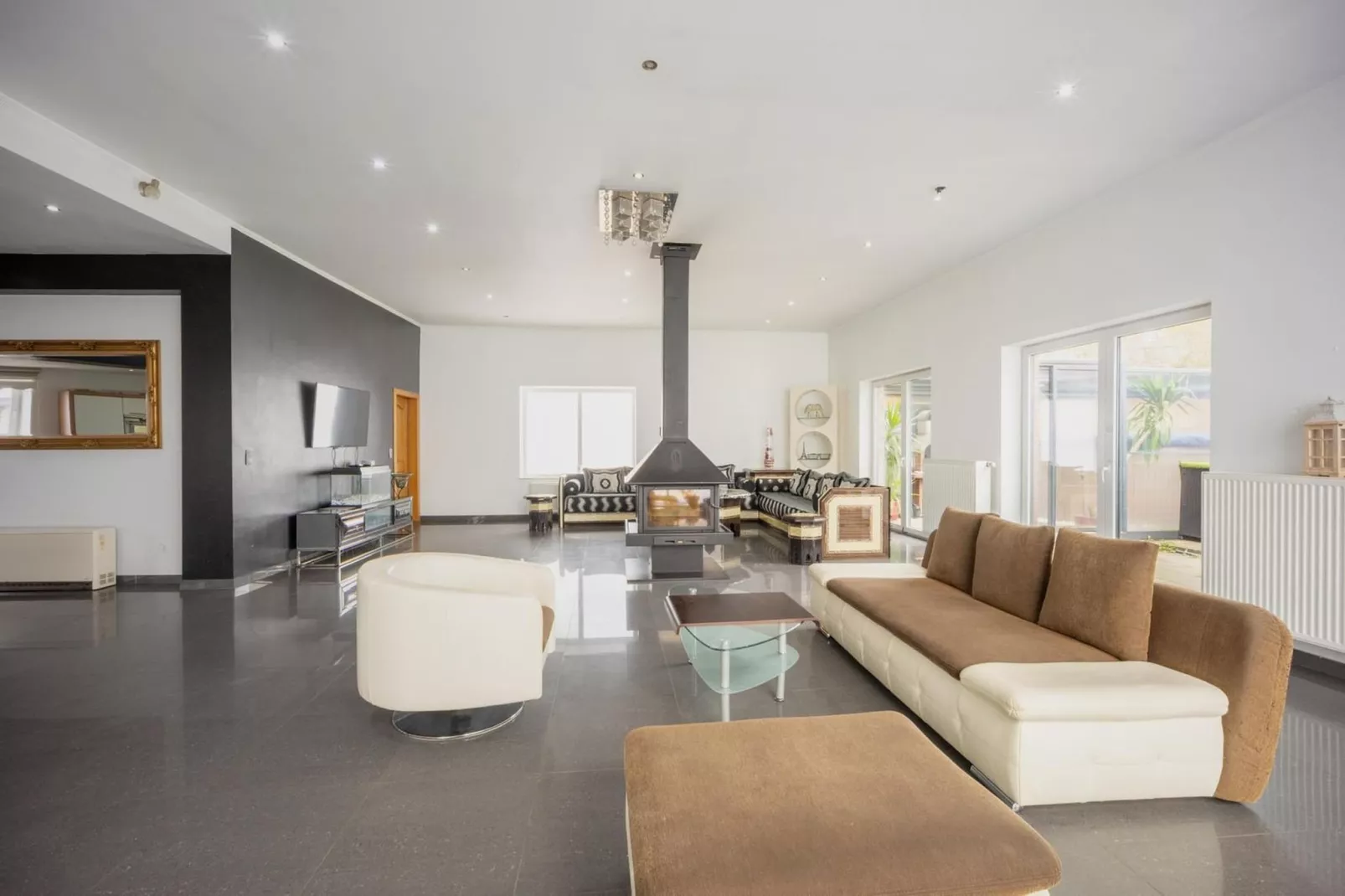 Magnifique maison de vacances pour 10 adultes avec pscine intérieure  Sauna Bains à remous et  Hamam