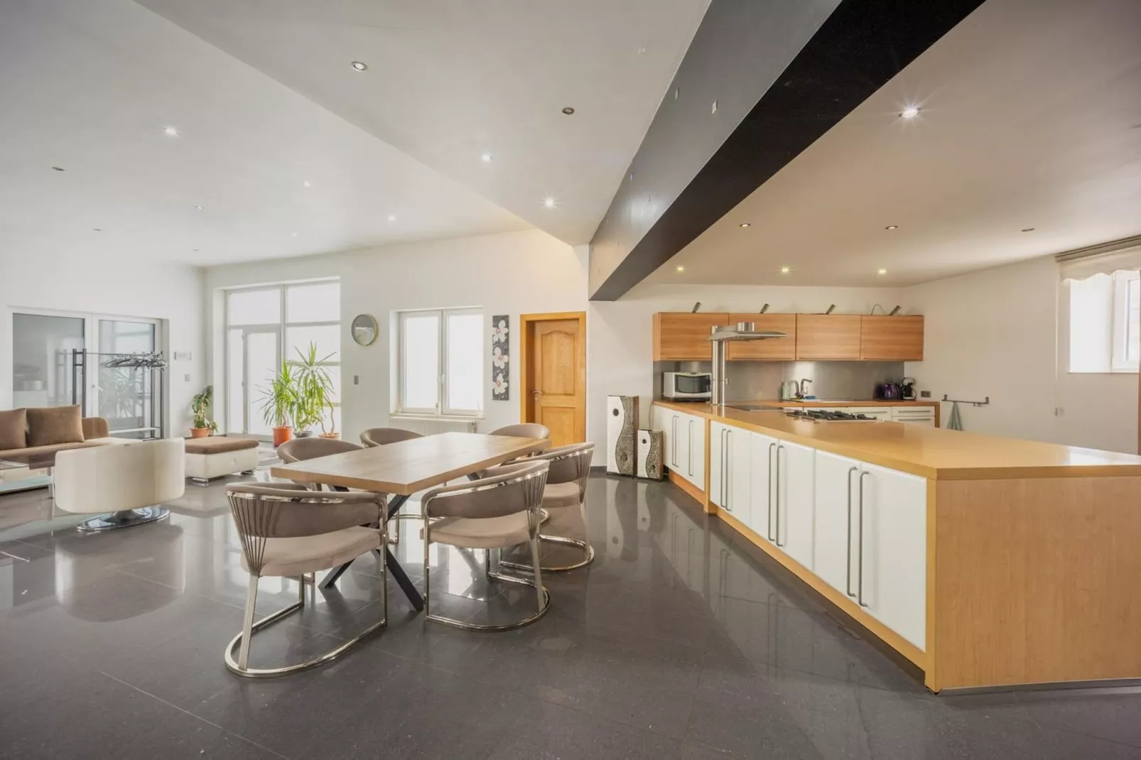 Magnifique maison de vacances pour 10 adultes avec pscine intérieure  Sauna Bains à remous et  Hamam