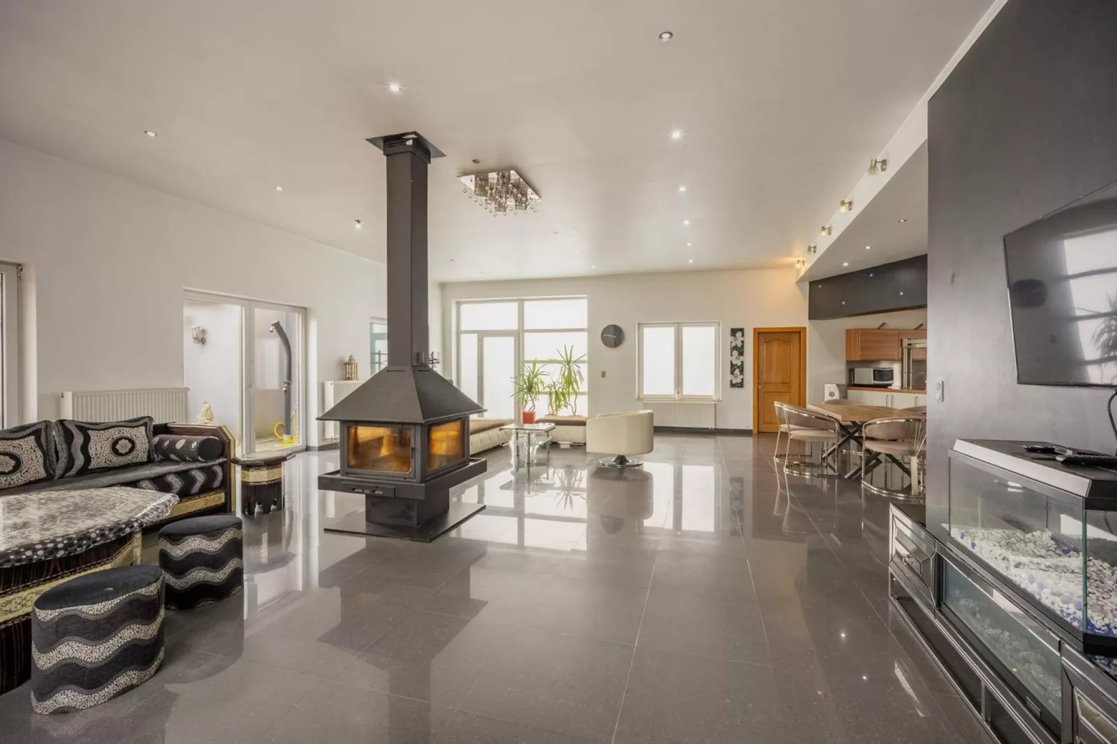 Magnifique maison de vacances pour 10 adultes avec pscine intérieure  Sauna Bains à remous et  Hamam - Woonkamer