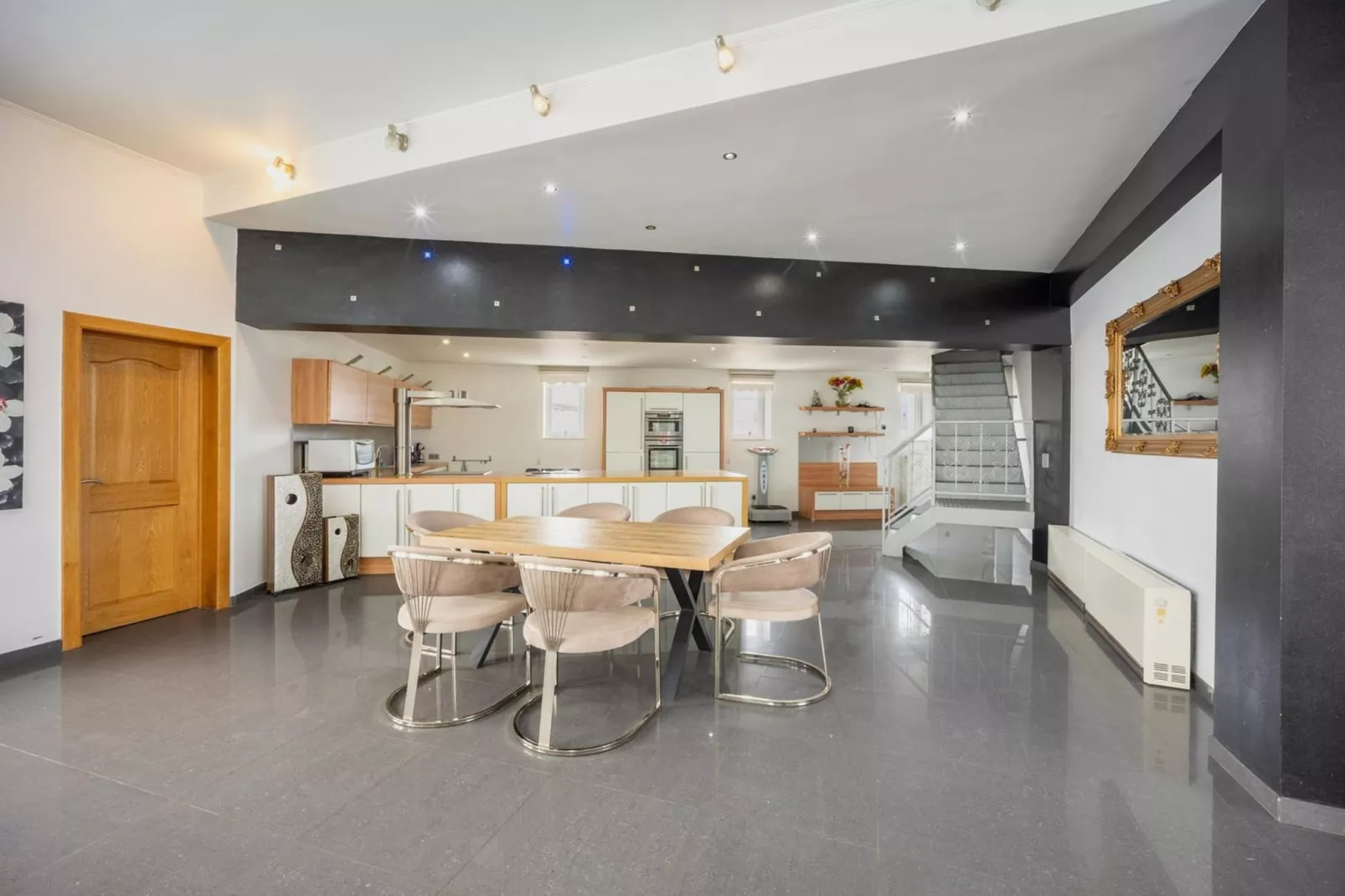 Magnifique maison de vacances pour 10 adultes avec pscine intérieure  Sauna Bains à remous et  Hamam - Eetkamer