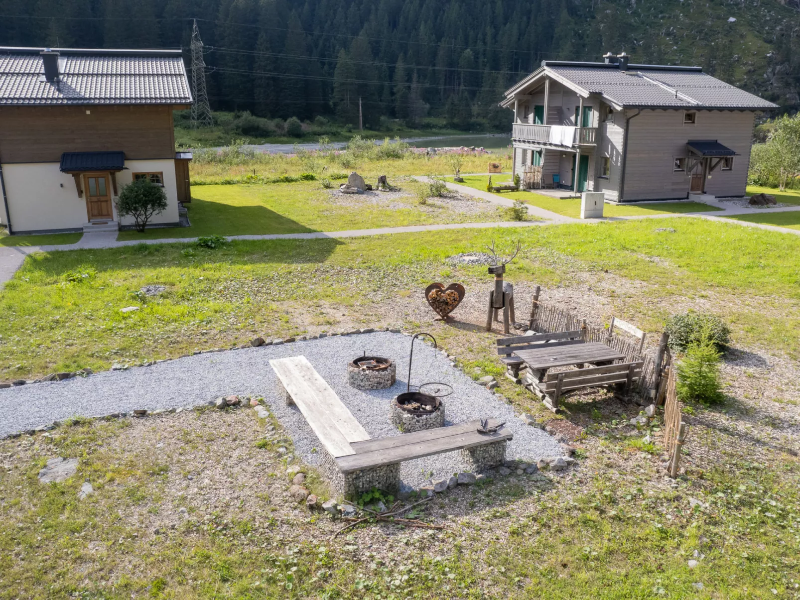 Lodge Enzian 194 im Tauerndorf Enzingerboden - Buiten