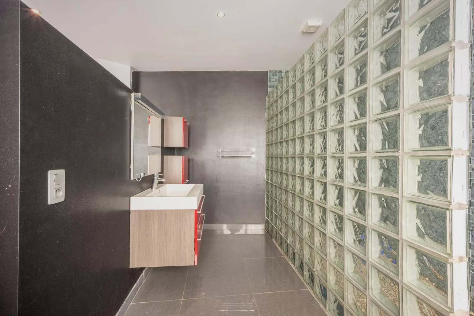 Magnifique maison de vacances pour 10 adultes avec pscine intérieure  Sauna Bains à remous et  Hamam - Badkamer