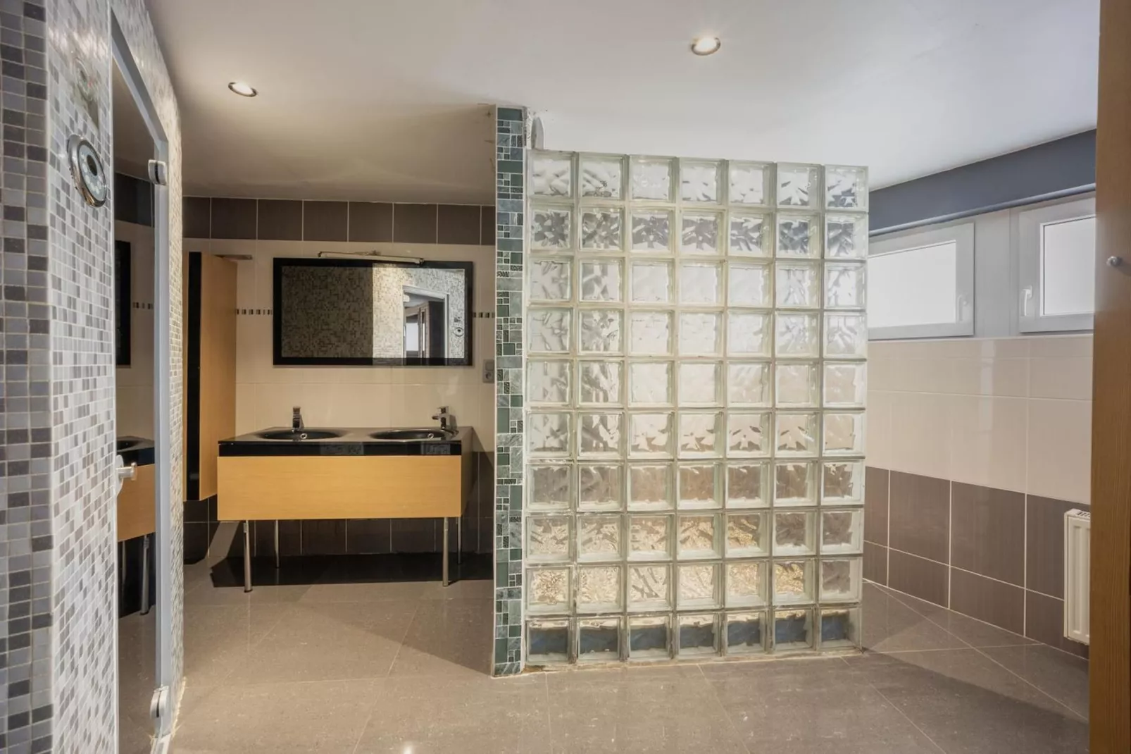 Magnifique maison de vacances pour 10 adultes avec pscine intérieure  Sauna Bains à remous et  Hamam - Badkamer