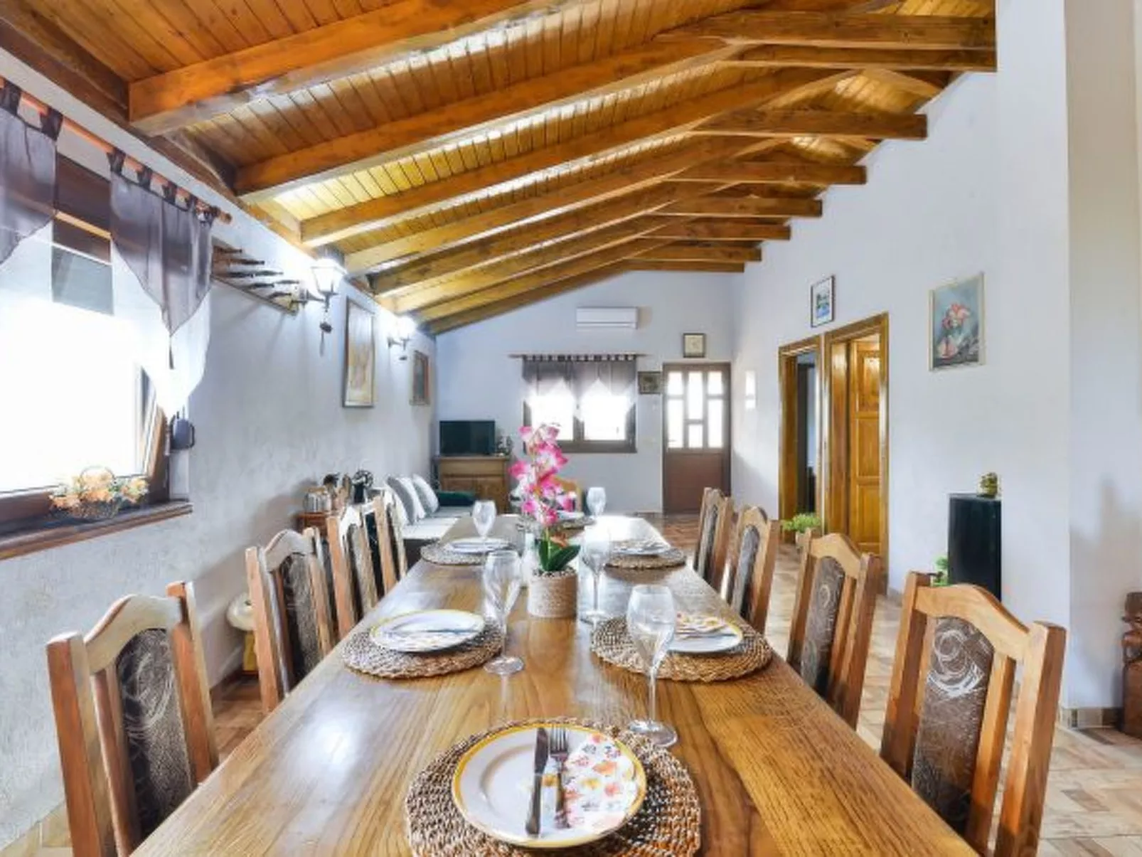 Villa Serena with pool - Image-tags.info