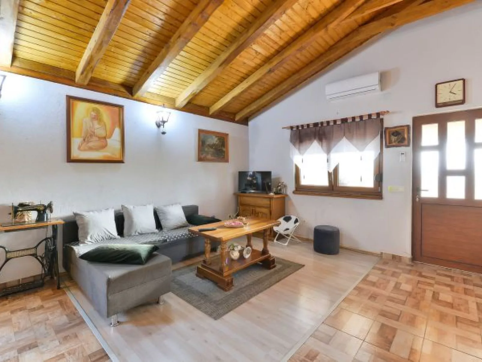 Villa Serena with pool - Image-tags.info