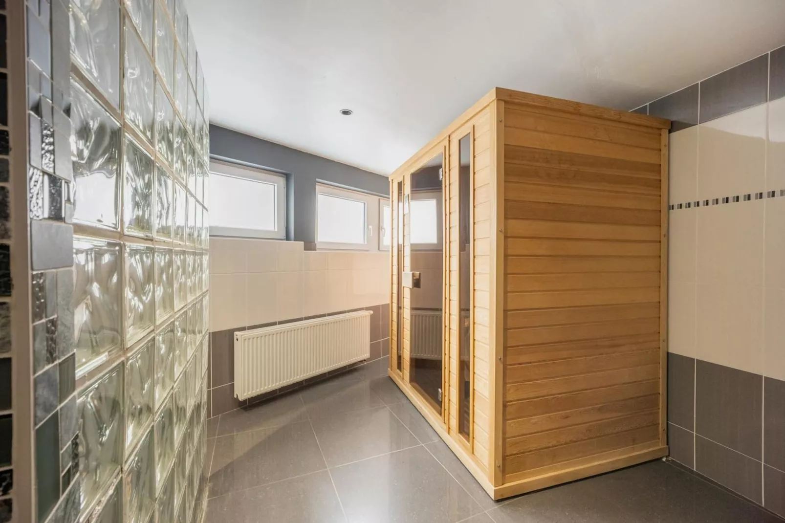 Magnifique maison de vacances pour 10 adultes avec pscine intérieure  Sauna Bains à remous et  Hamam - Wellness