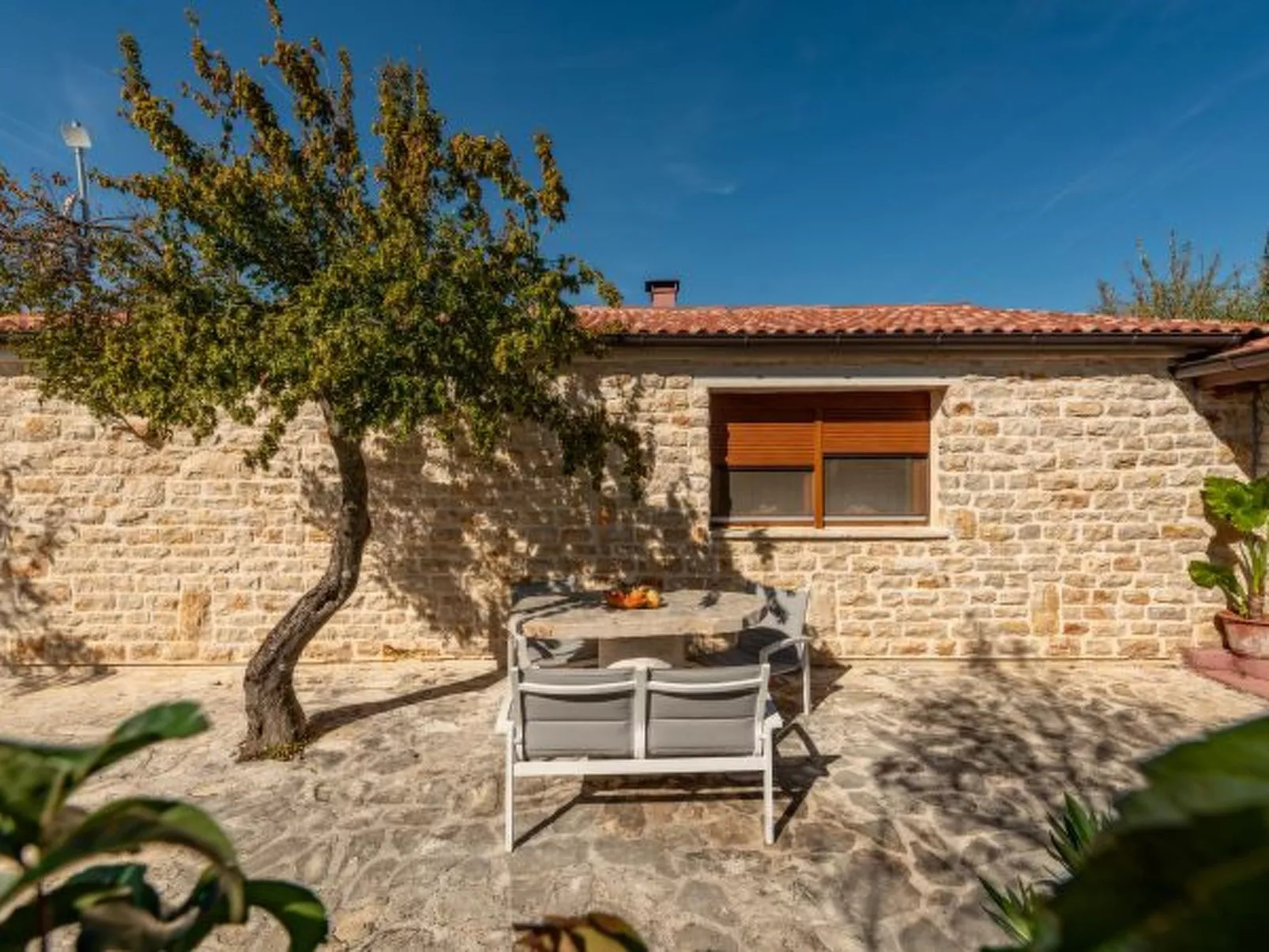 Villa Serena with pool - Image-tags.info