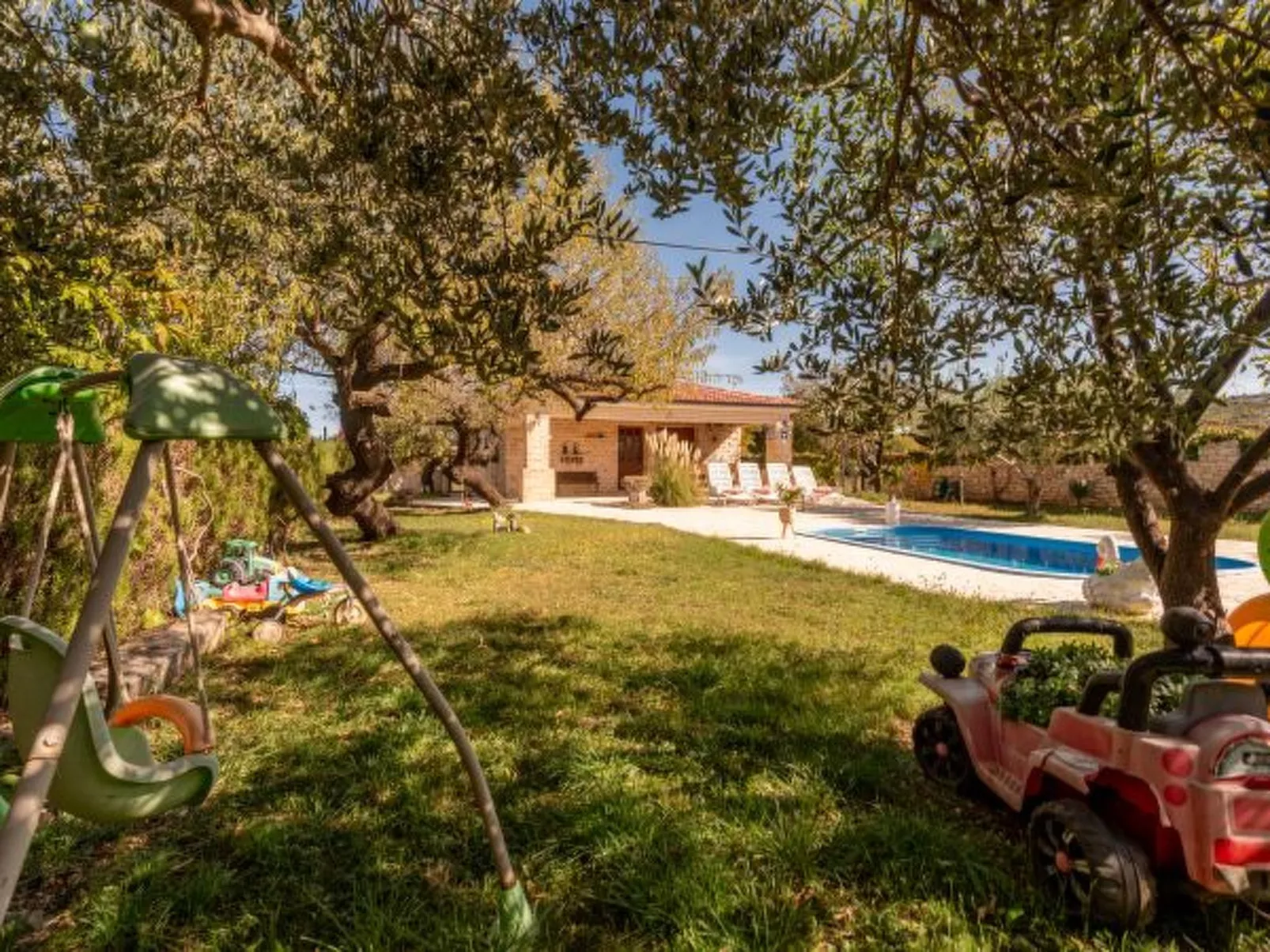 Villa Serena with pool - Image-tags.info