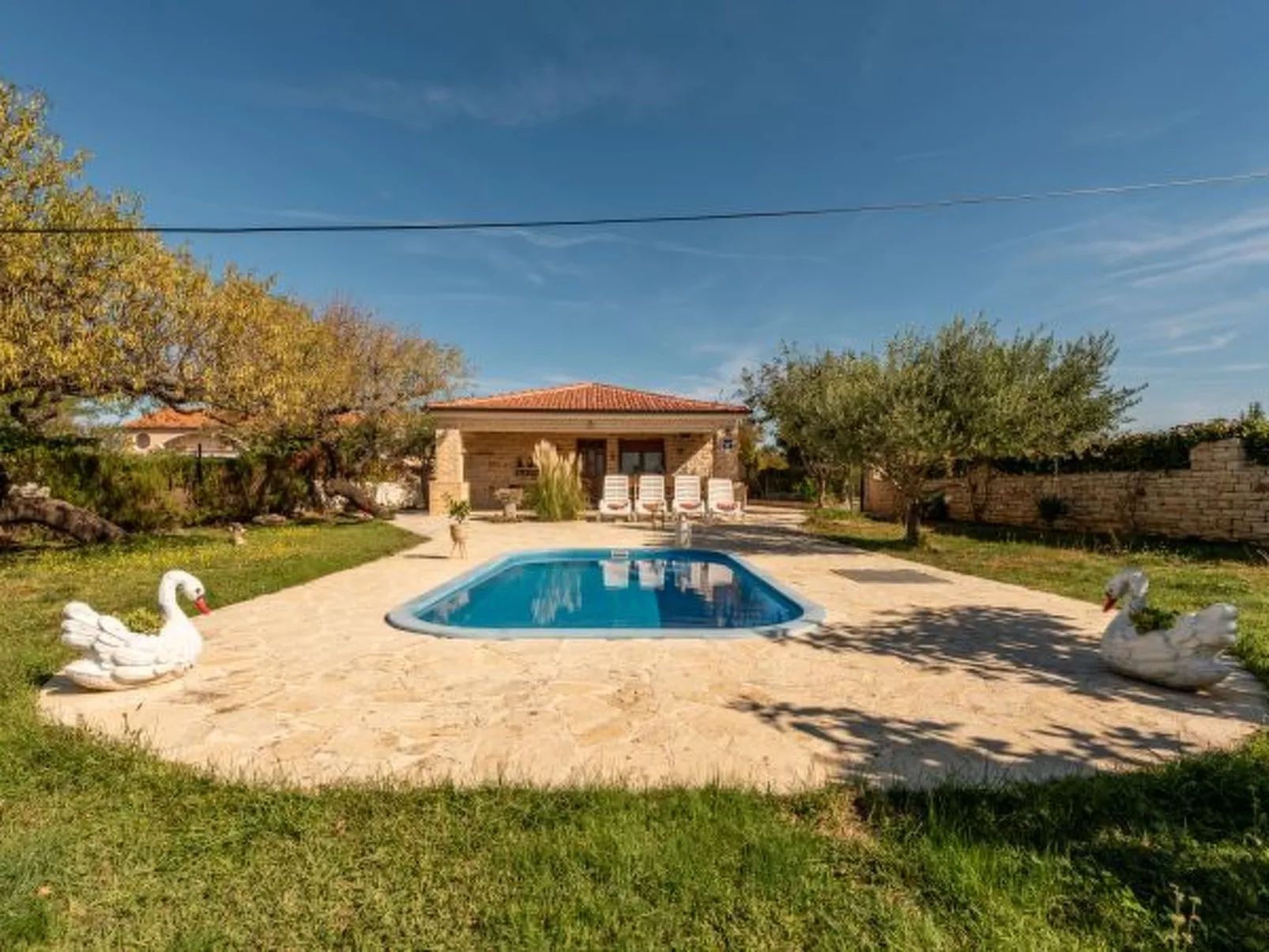 Villa Serena with pool - Image-tags.info