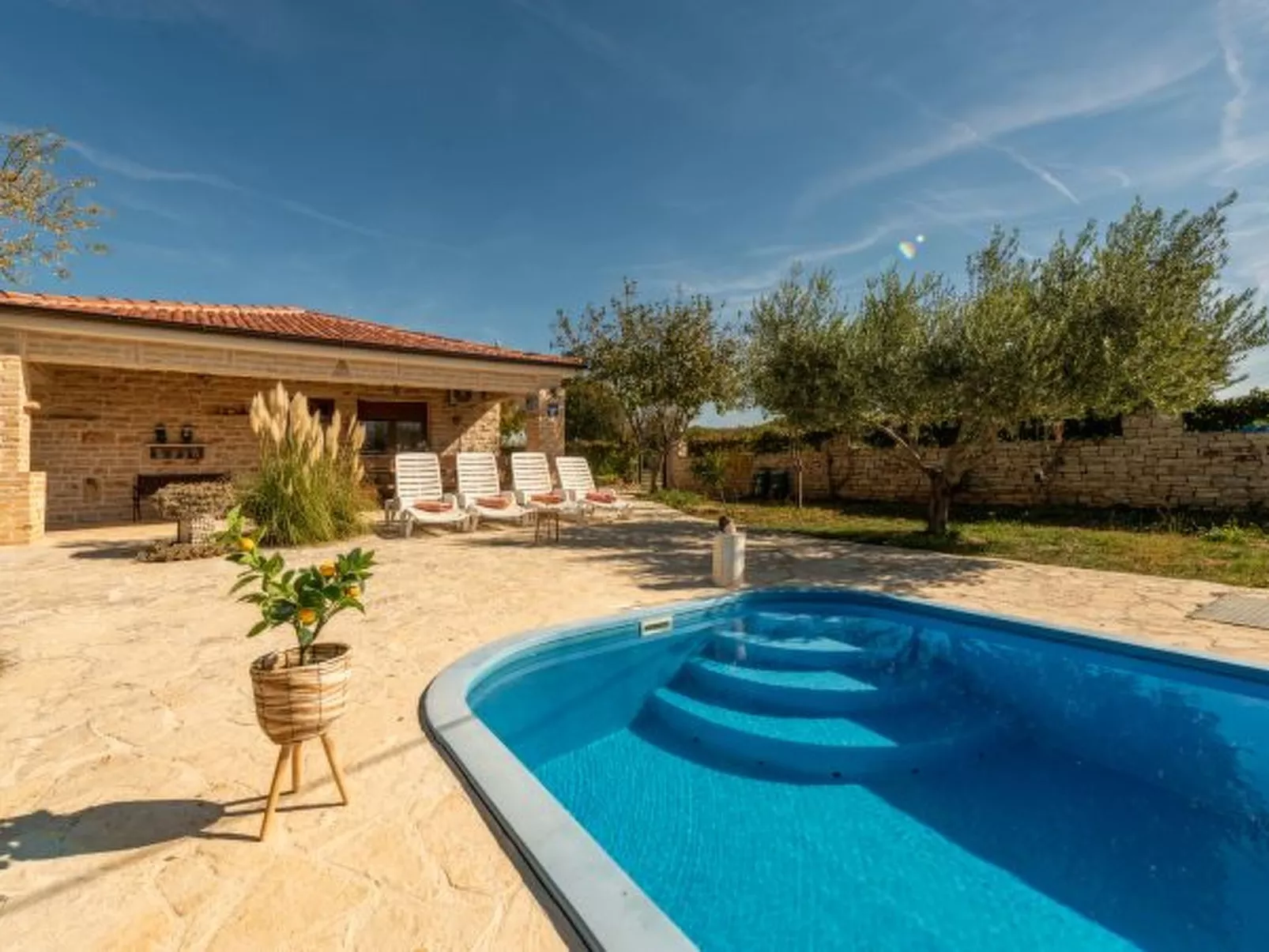 Villa Serena with pool - Image-tags.info