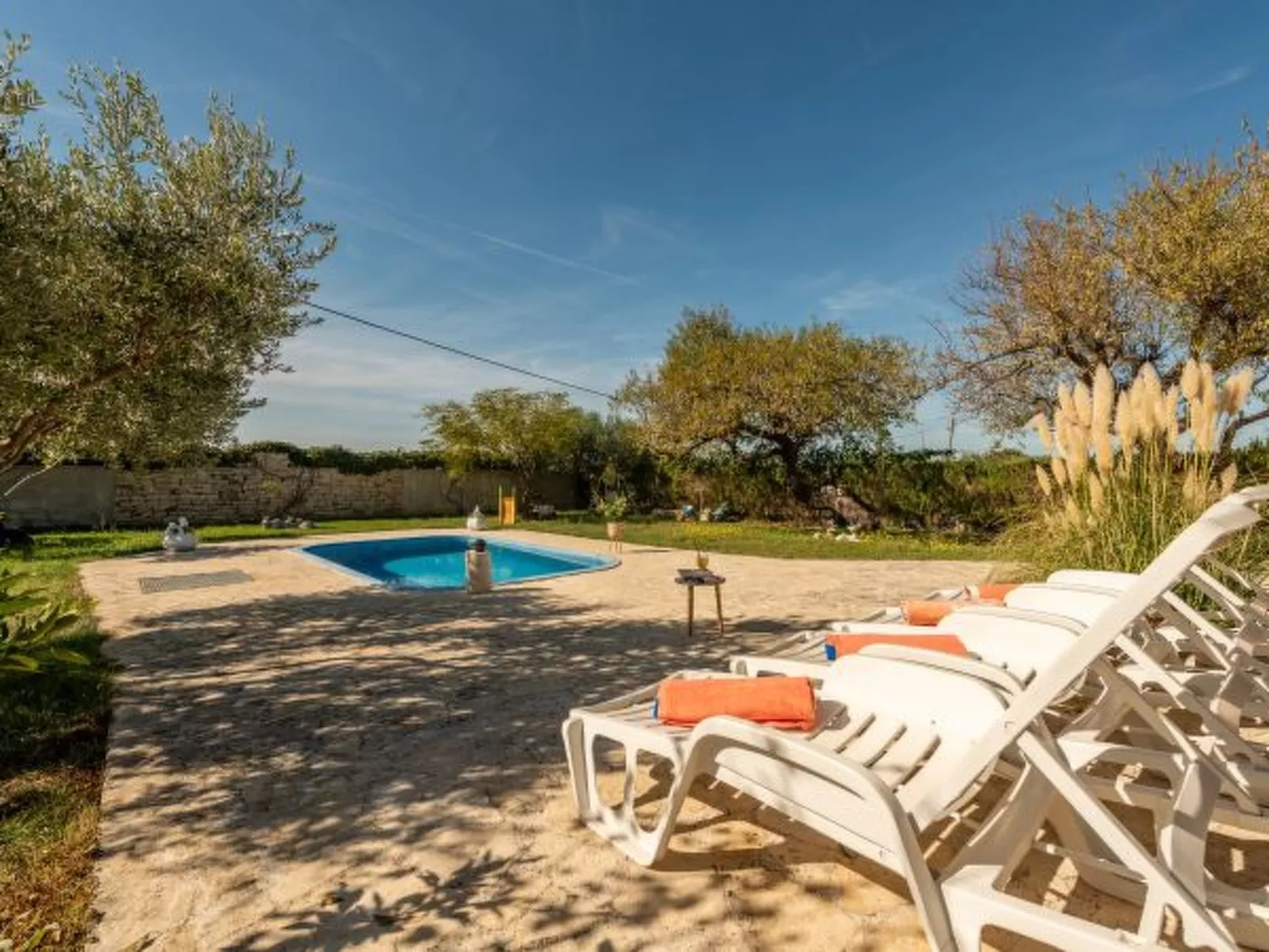 Villa Serena with pool - Image-tags.info