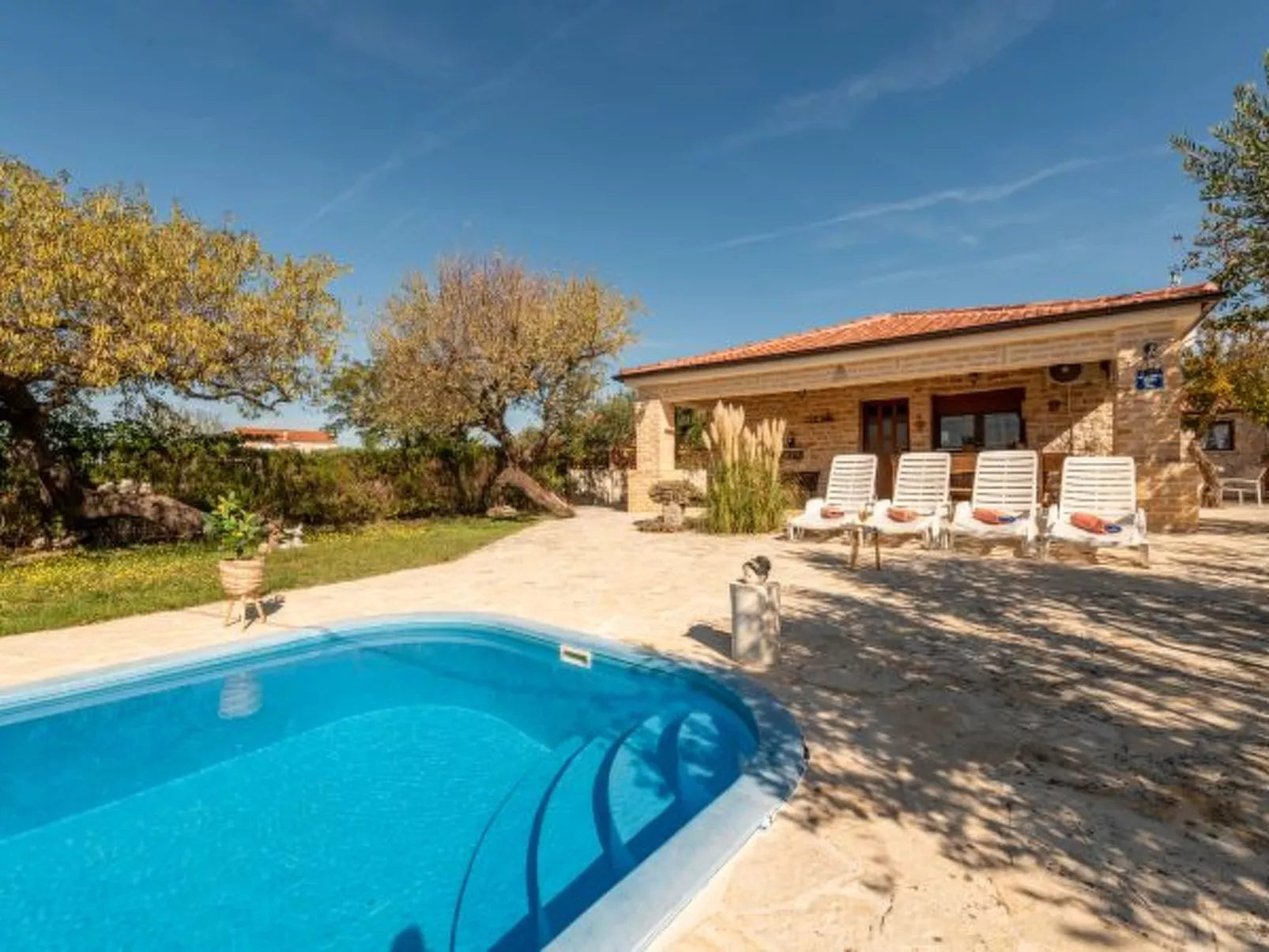 Villa Serena with pool - Image-tags.info