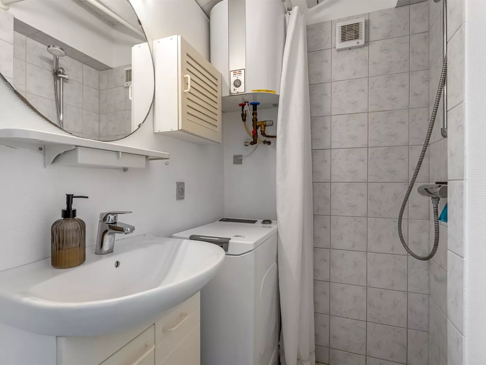 "Aarno" - 700m from the sea - Binnen