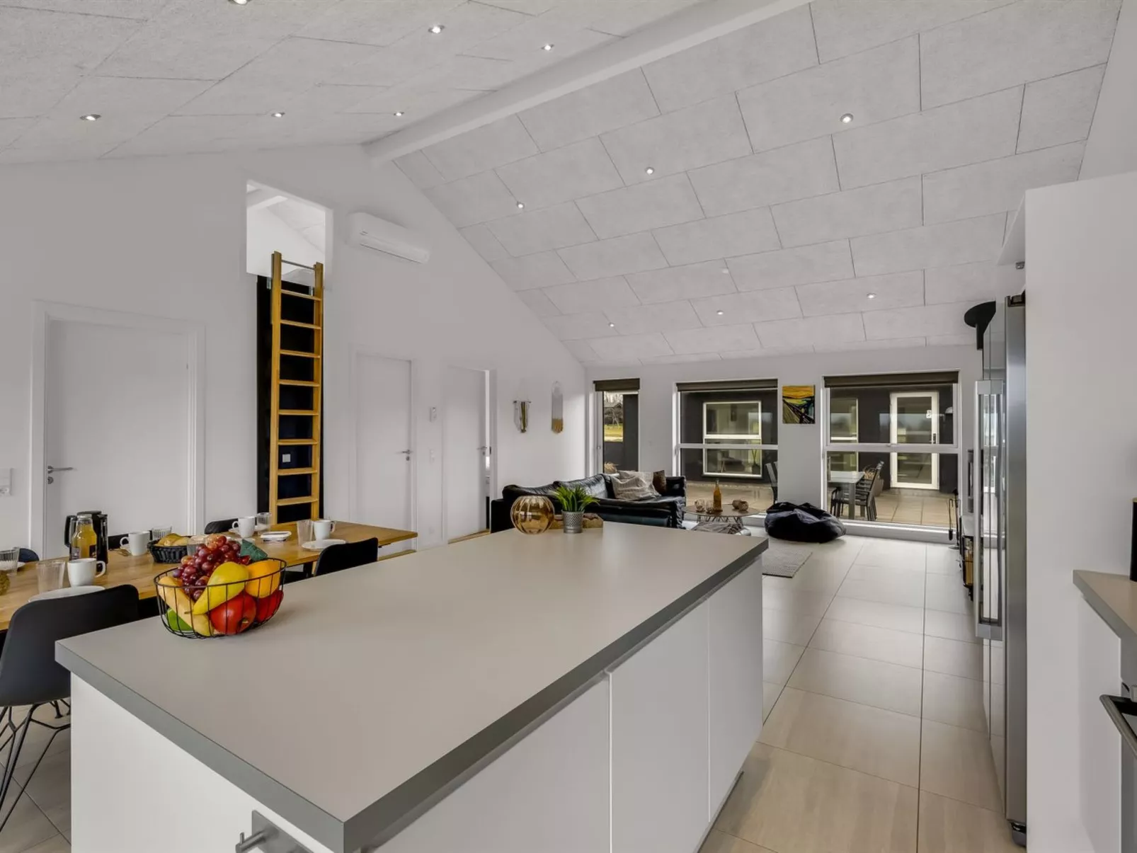 "Tatiane" - 1.5km from the sea - Binnen