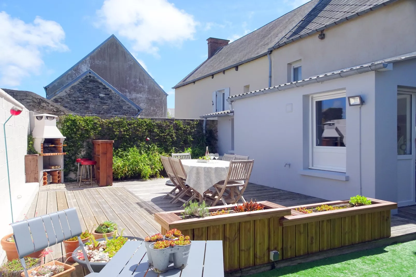Holiday home in Bricqueville sur Mer - Buitenkant zomer