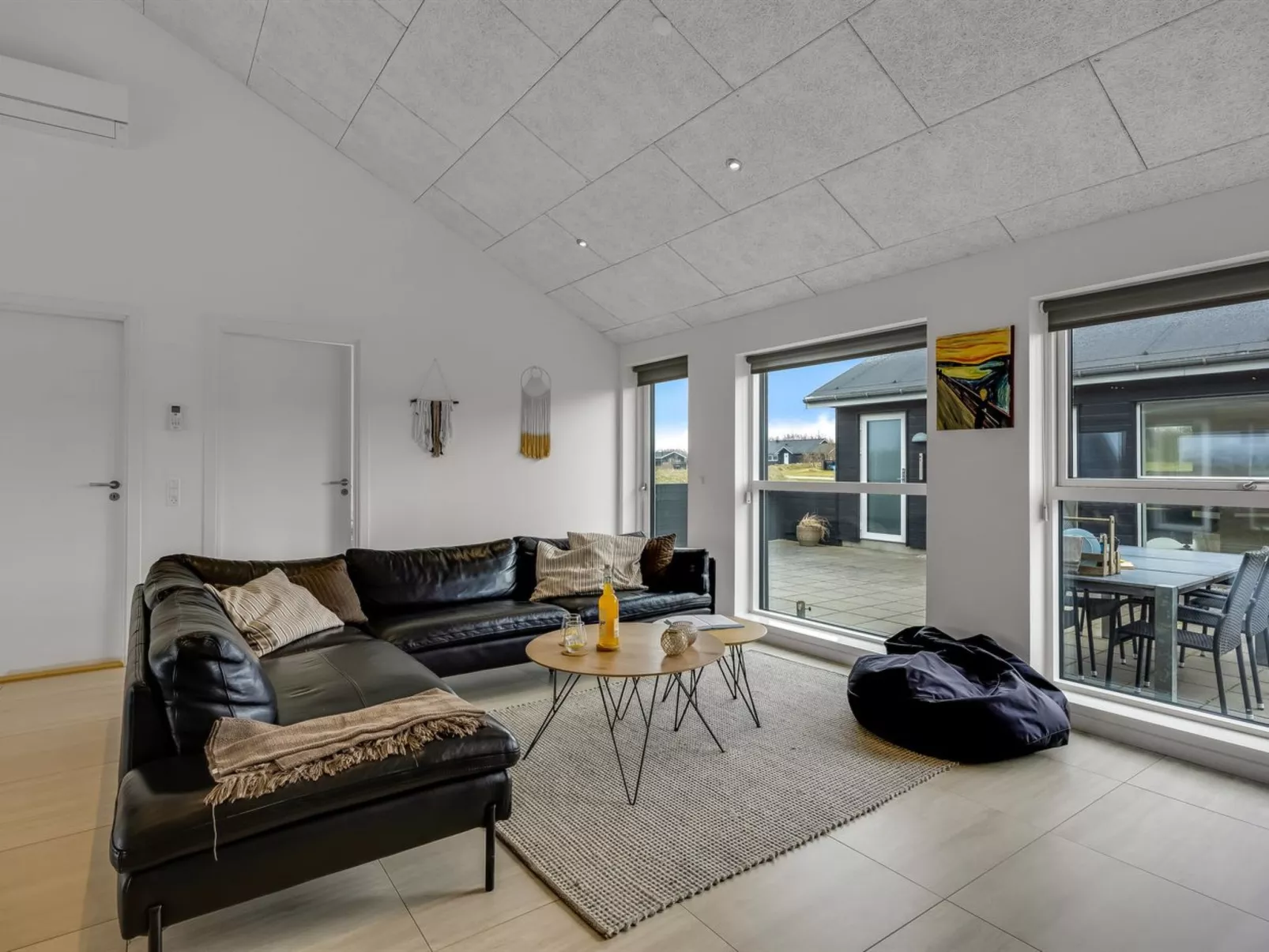 "Tatiane" - 1.5km from the sea - Binnen