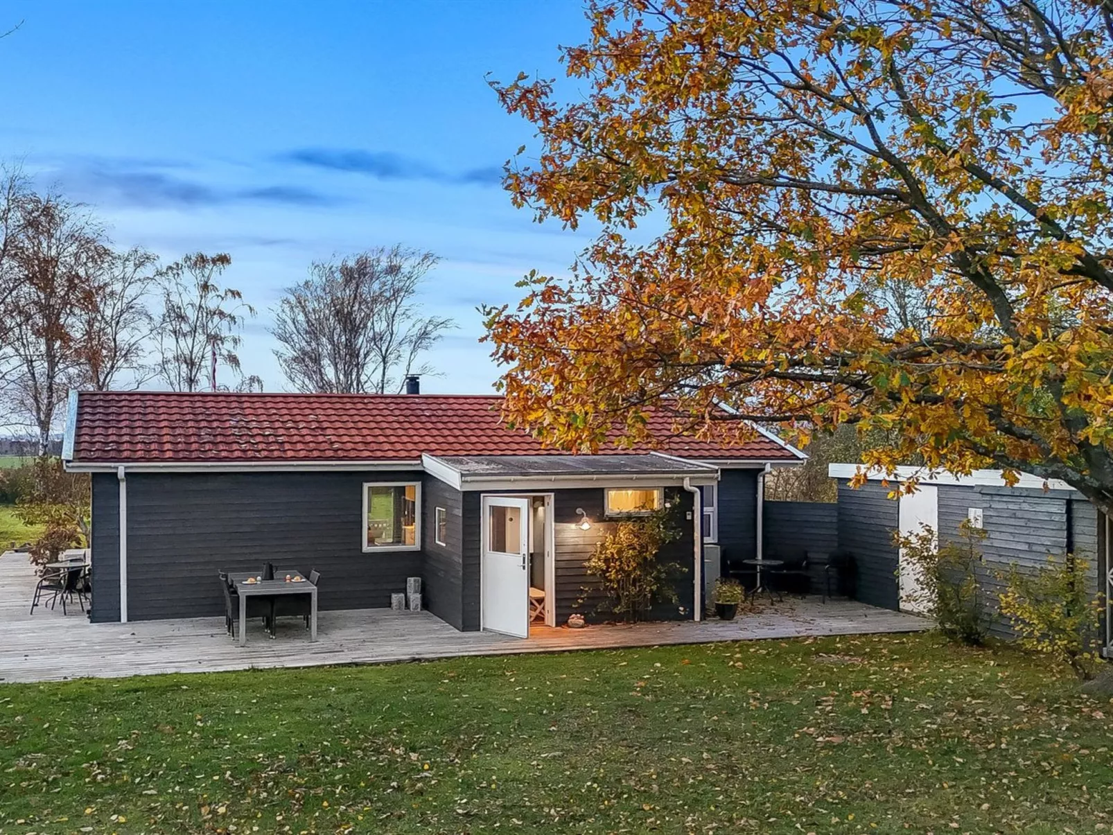 "Niels" - 1.3km from the sea