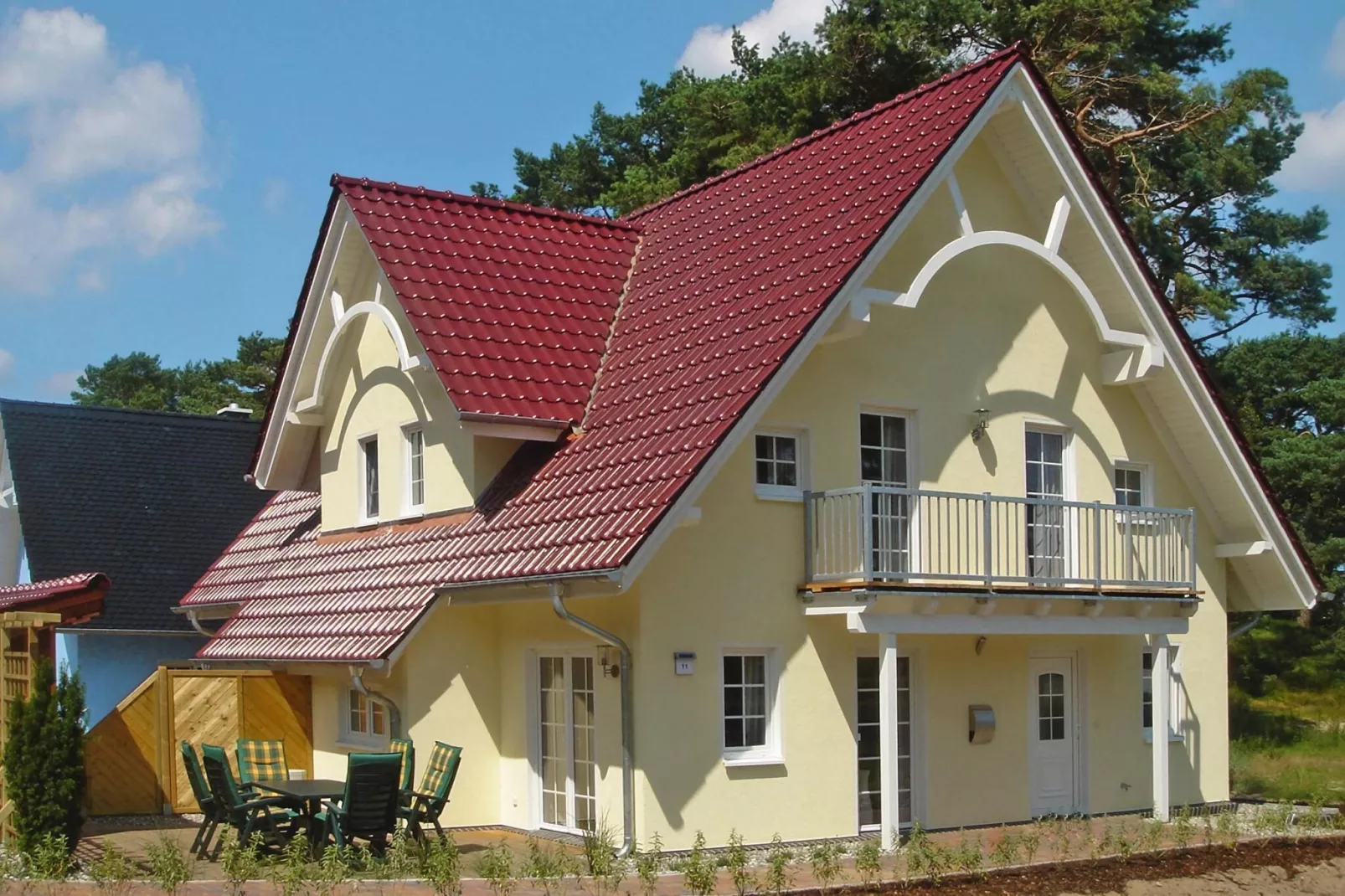 DHH Bernsteinhaus rechts-Buitenkant zomer