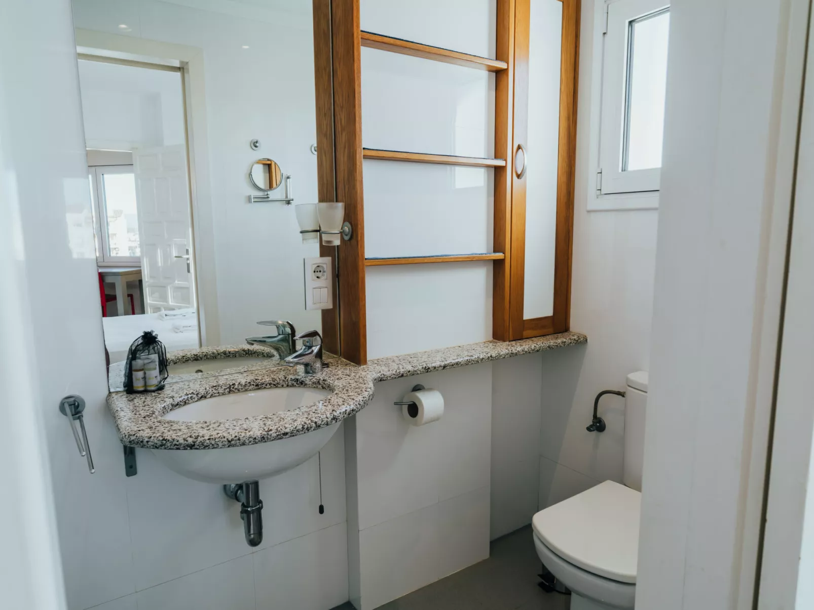 WELCS APARTAMENTO 202 EMP CON VISTAS AL CANAL - Binnen