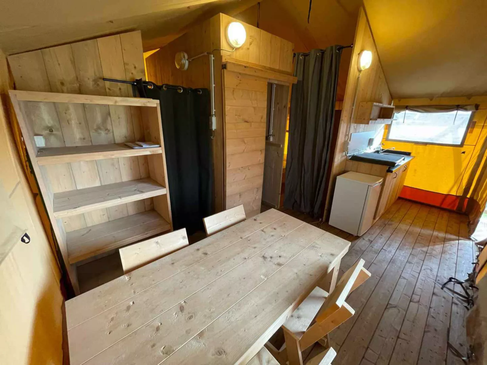 Vakantiepark Klein Strand - Glamping 4p - Binnen