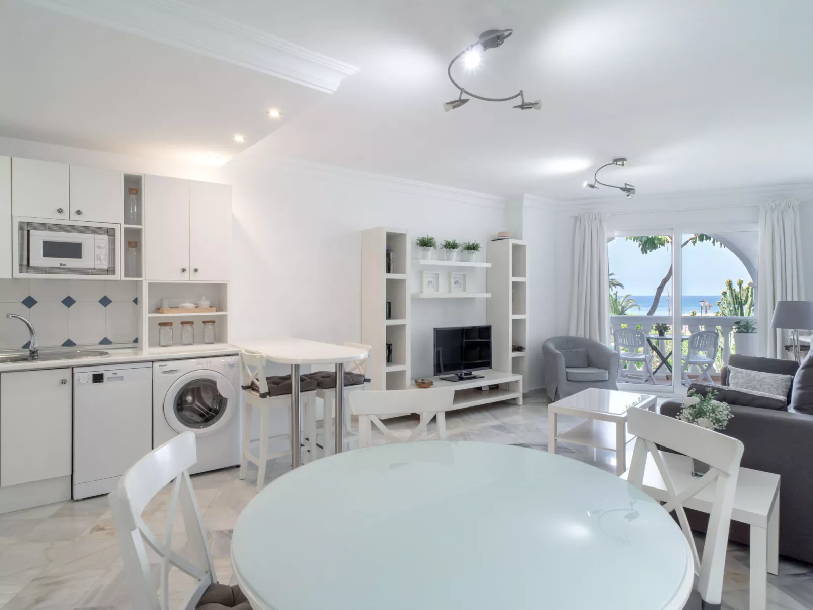 Stella Maris Beachfront B by Casasol - Binnen
