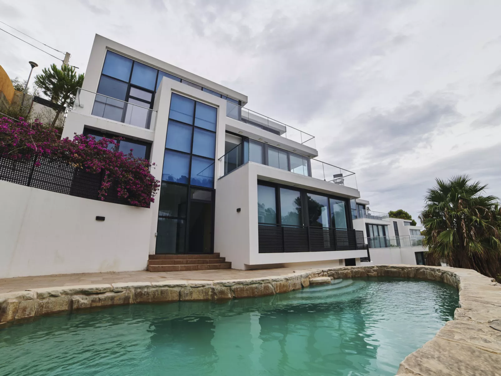 WELCS VILLA MODERNA 097 EMP con piscina - Buiten