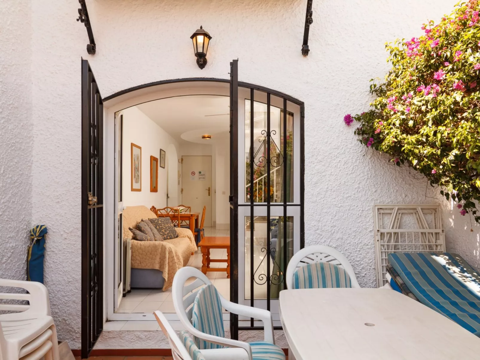 Los Pinos 23 Villas by Casasol - Binnen