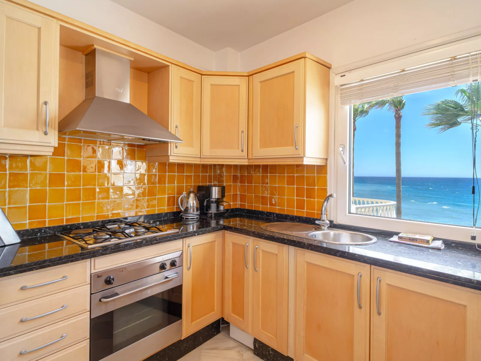Stella Maris Beachfront 1J by Casasol - Binnen