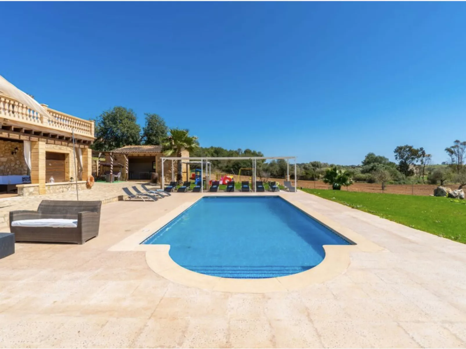 VILLA LORENZO MANACOR by PriorityVillas - Binnen