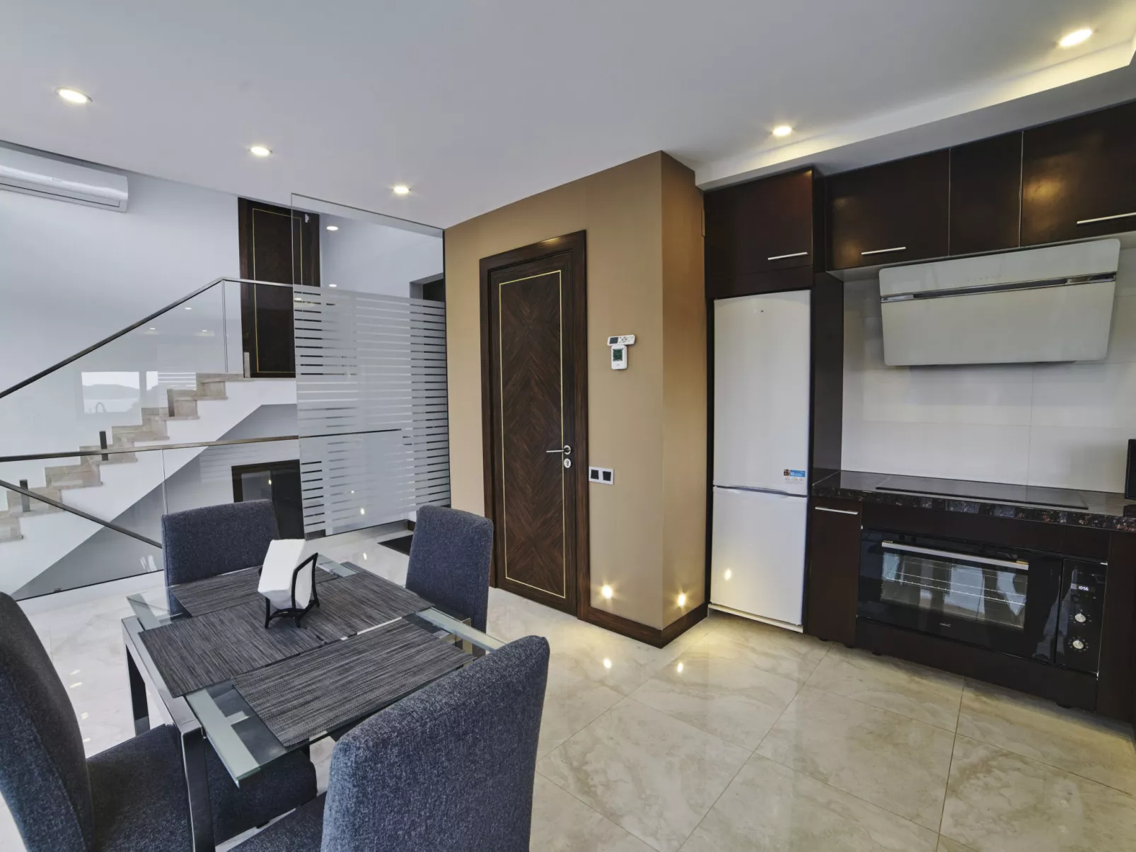 WELCS VILLA MODERNA 097 EMP con piscina - Binnen