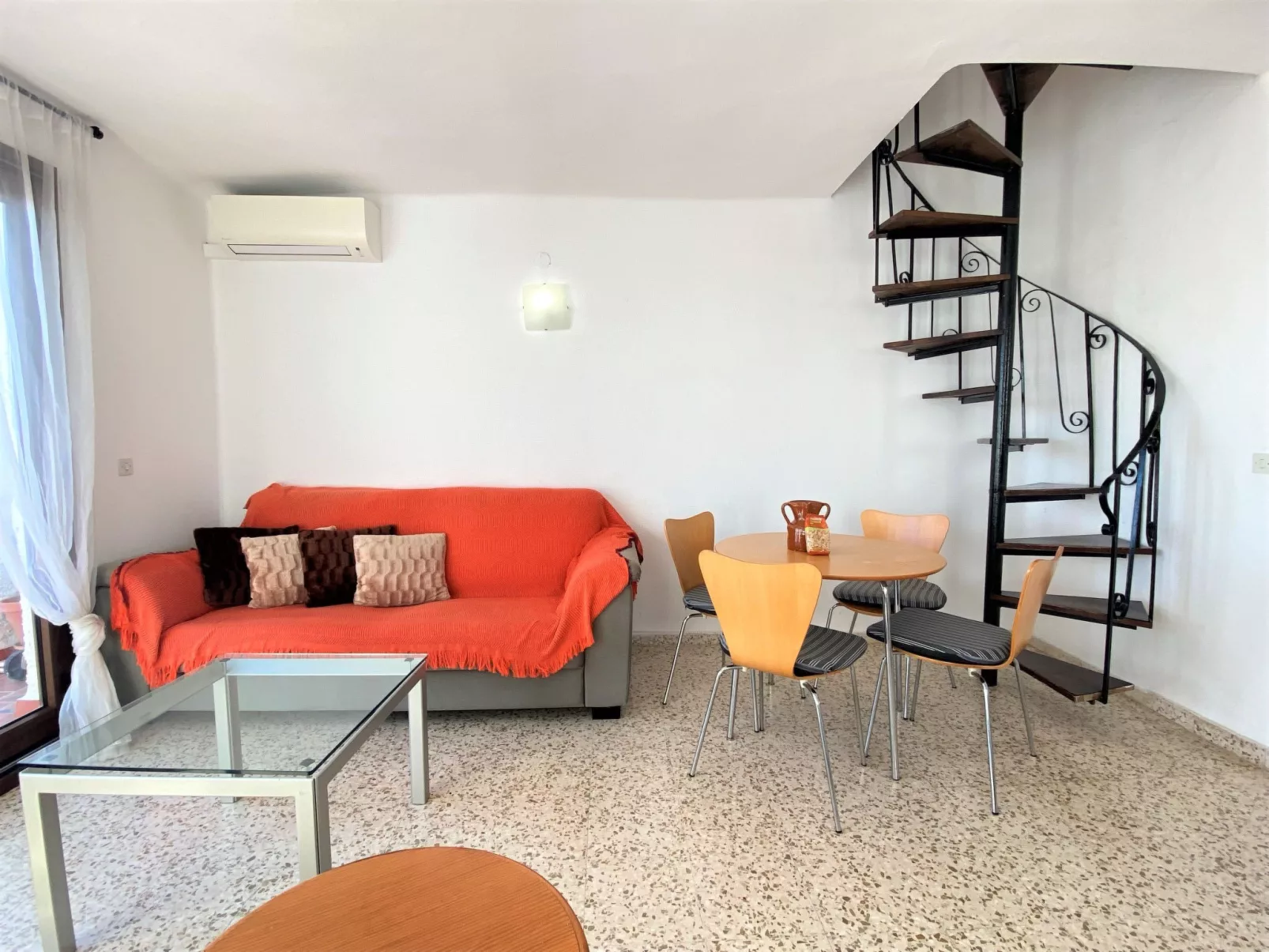 Los Naranjos 18B Capistrano Village by Casasol - Binnen