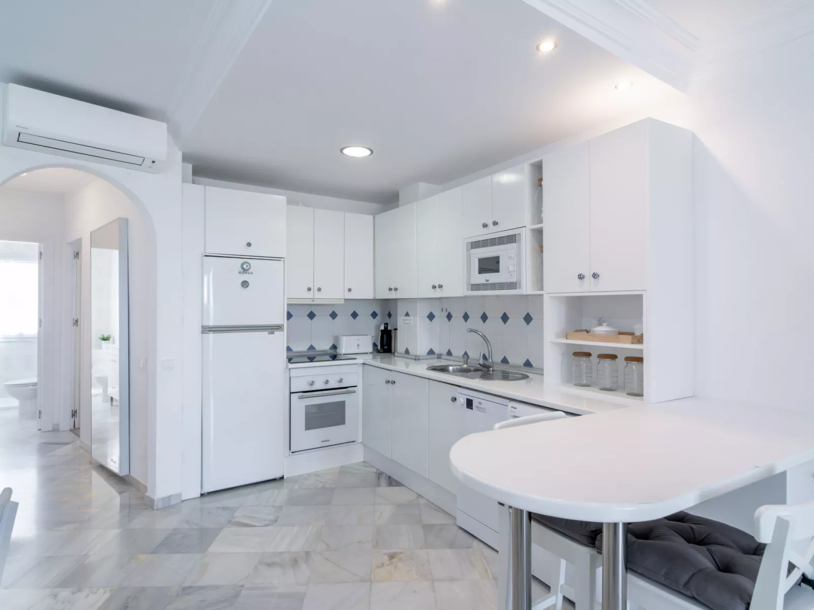 Stella Maris Beachfront B by Casasol - Binnen