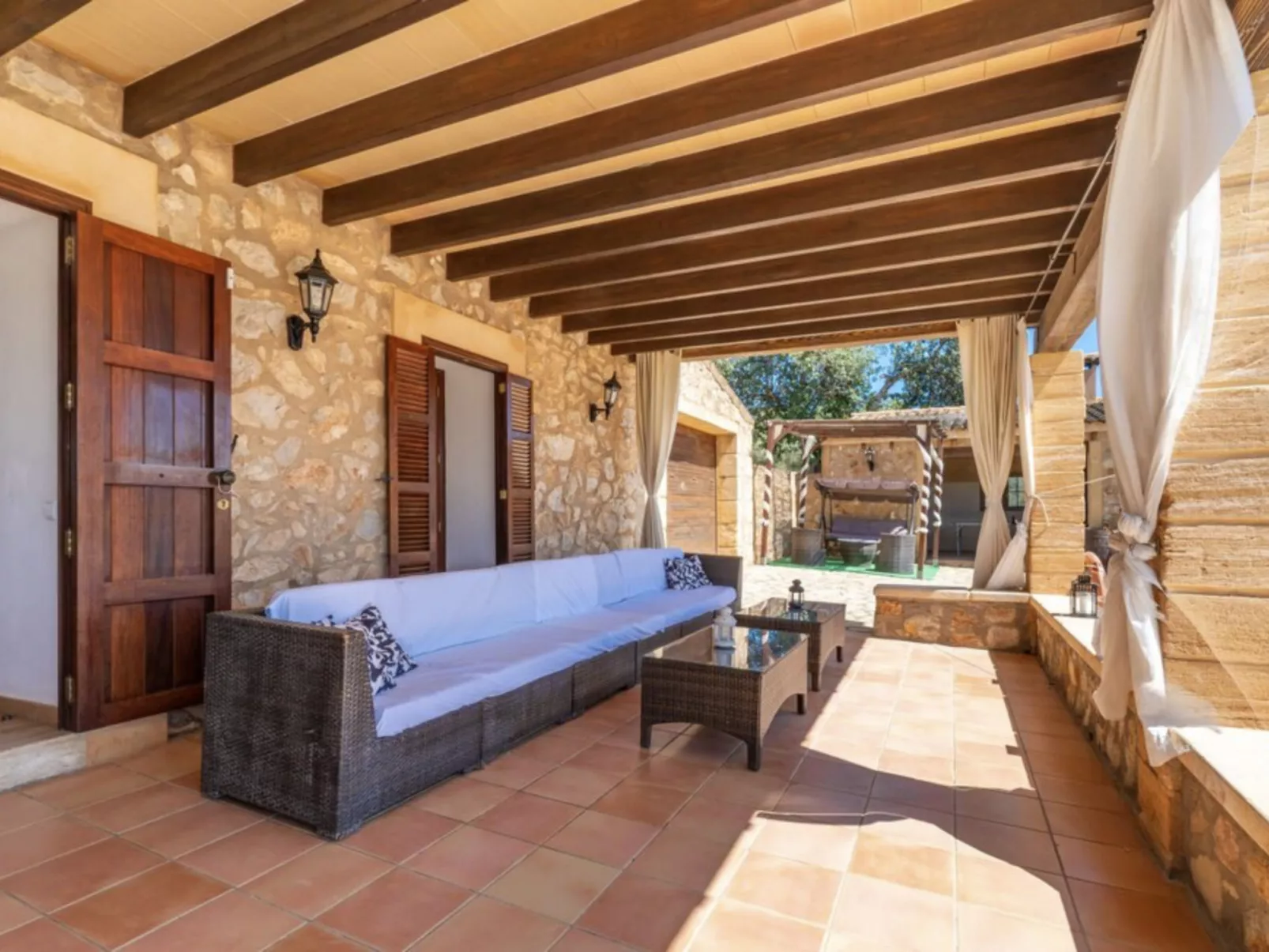 VILLA LORENZO MANACOR by PriorityVillas - Binnen