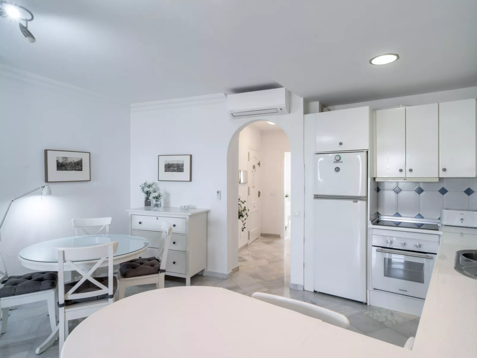 Stella Maris Beachfront B by Casasol - Binnen