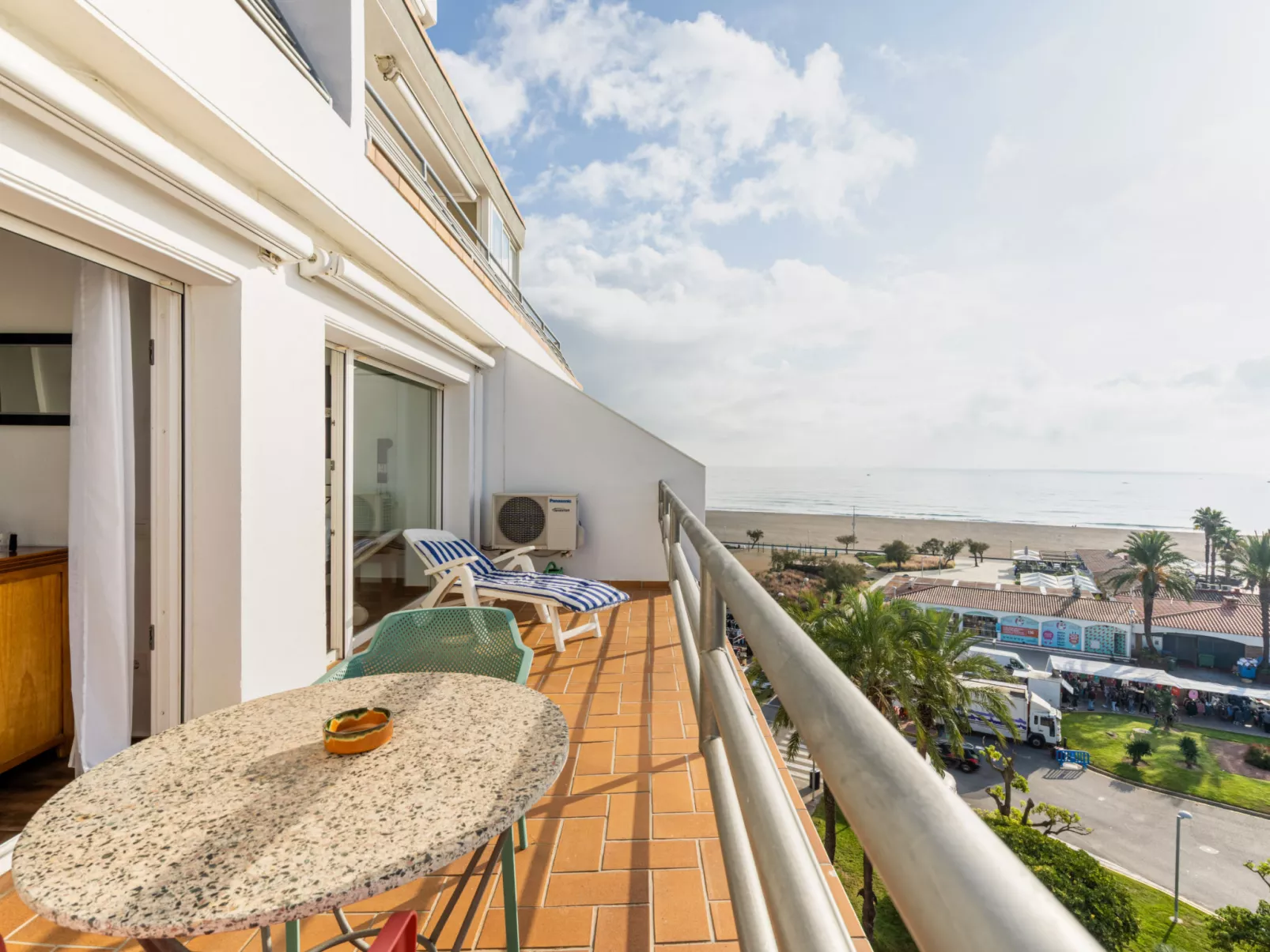 WELCS APARTAMENTO 221 EMP frente al mar - Buiten