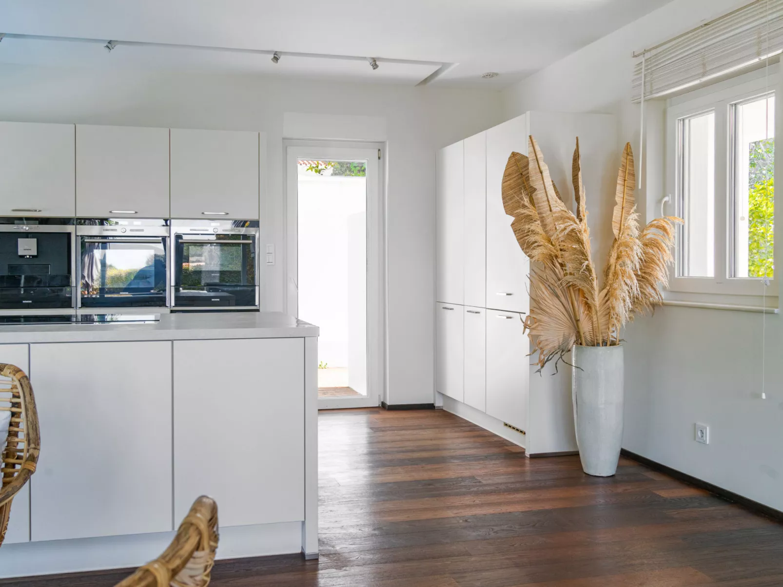 Villa Madrugada, beachside villa in Costabella - Binnen